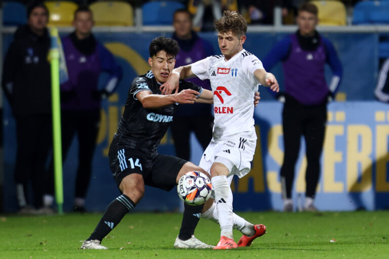 2024.11.02 Gdynia Pilka Nozna Betclic 1 liga sezon 2024/2025 Mecz Arka Gdynia - Wisla Plock N/z Hide Vitalucci Oskar Tomczyk Foto Piotr Matusewicz / PressFocus

2024.11.02 Gdynia
Football Polish first division season 2024/2025
Arka Gdynia - Wisla Plock
Hide Vitalucci Oskar Tomczyk
Credit: Piotr Matusewicz / PressFocus