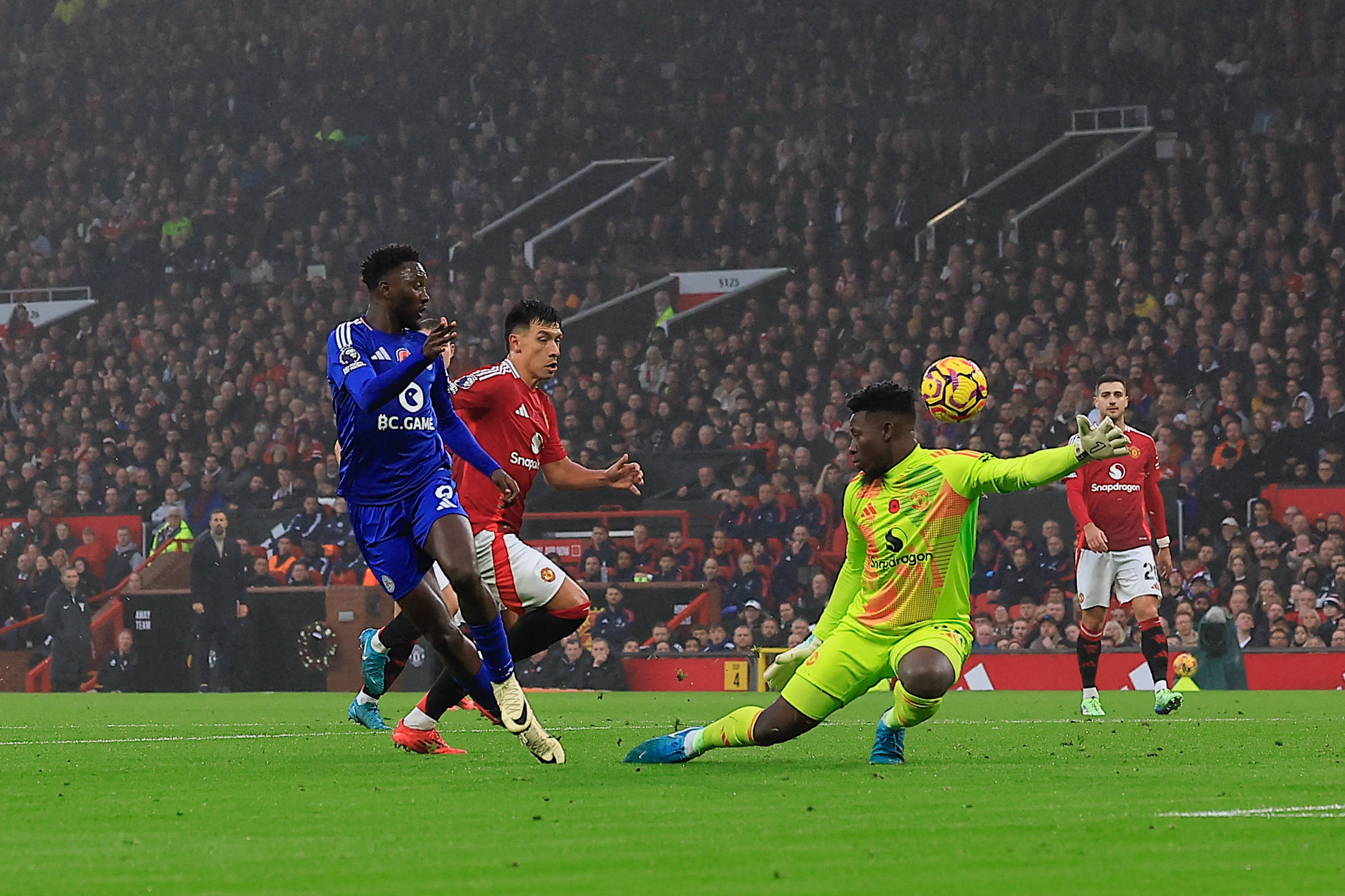 Manchester United, ManU v Leicester City Premier League 10/11/2024. Andre Onana 24 of Manchester United saves from Wilfred Ndidi 6 of Leicester City during the Premier League match between Manchester United and Leicester City at Old Trafford, Manchester, England on 10 November 2024. Manchester Old Trafford Greater Manchester England Editorial use only DataCo restrictions apply See www.football-dataco.com , Copyright: xConorxMolloyx PSI-20806-0037
2024.11.10 
pilka nozna liga angielska
Premier League sezon 2024/2025
Foto IMAGO/PressFocus

!!! POLAND ONLY !!!