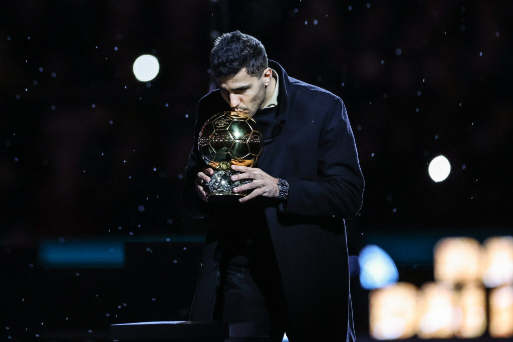 Rodri of Manchester City with the 2024 Ballon d&#039;Or ahead of the Premier League match Manchester City vs Tottenham Hotspur at Etihad Stadium, Manchester, United Kingdom, 23rd November 2024

(Photo by Mark Cosgrove/News Images) in ,  on 11/23/2024. (Photo by Mark Cosgrove/News Images/Sipa USA)
2024.11.23 Manchester
pilka nozna liga angielska
Manchester City - Tottenham Hotspur
Foto Mark Cosgrove/News Images/SIPA USA/PressFocus

!!! POLAND ONLY !!!