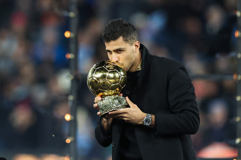 Rodri of Manchester City with the 2024 Ballon d&#039;Or ahead of the Premier League match Manchester City vs Tottenham Hotspur at Etihad Stadium, Manchester, United Kingdom, 23rd November 2024

(Photo by Mark Cosgrove/News Images) in ,  on 11/23/2024. (Photo by Mark Cosgrove/News Images/Sipa USA)
2024.11.23 Manchester
pilka nozna liga angielska
Manchester City - Tottenham Hotspur
Foto Mark Cosgrove/News Images/SIPA USA/PressFocus

!!! POLAND ONLY !!!