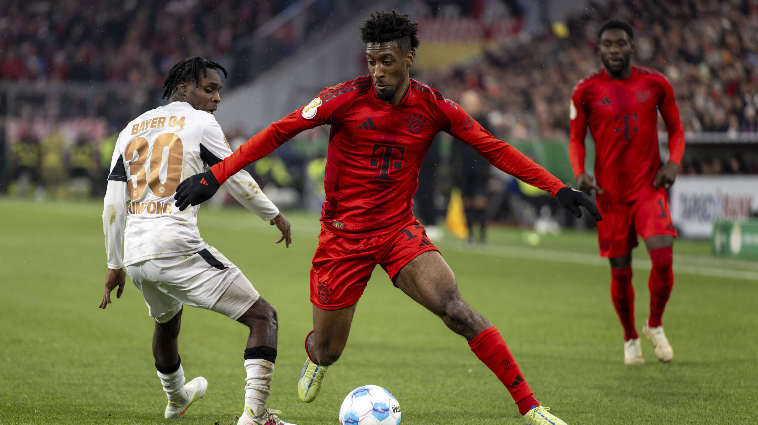 03.12.2024, Fussball DFB-Pokal 2024/2025, Achtelfinale, FC Bayern Munchen - Bayer Leverkusen, in der Allianz-Arena Munchen. Kingsley Coman re, FC Bayern Munchen am Ball gegen Jeremie Frimpong Leverkusen *** 03 12 2024, Football DFB Cup 2024 2025, Round of 16, FC Bayern Munich Bayer Leverkusen, in the Allianz Arena Munich Kingsley Coman re, FC Bayern Munich on the ball against Jeremie Frimpong Leverkusen
2024.12.04 Monachium
pilka nozna puchar niemiec
Bayern Monachium - Bayer Leverkusen
Foto IMAGO/PressFocus

!!! POLAND ONLY !!!