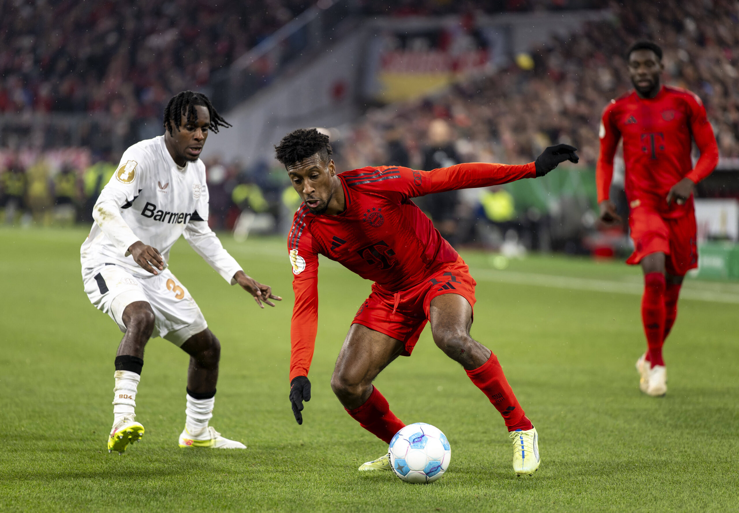 03.12.2024, Fussball DFB-Pokal 2024/2025, Achtelfinale, FC Bayern Munchen - Bayer Leverkusen, in der Allianz-Arena Munchen. Kingsley Coman re, FC Bayern Munchen am Ball gegen Jeremie Frimpong Leverkusen *** 03 12 2024, Football DFB Cup 2024 2025, Round of 16, FC Bayern Munich Bayer Leverkusen, in the Allianz Arena Munich Kingsley Coman re, FC Bayern Munich on the ball against Jeremie Frimpong Leverkusen
2024.12.04 Monachium
pilka nozna puchar niemiec
Bayern Monachium - Bayer Leverkusen
Foto IMAGO/PressFocus

!!! POLAND ONLY !!!