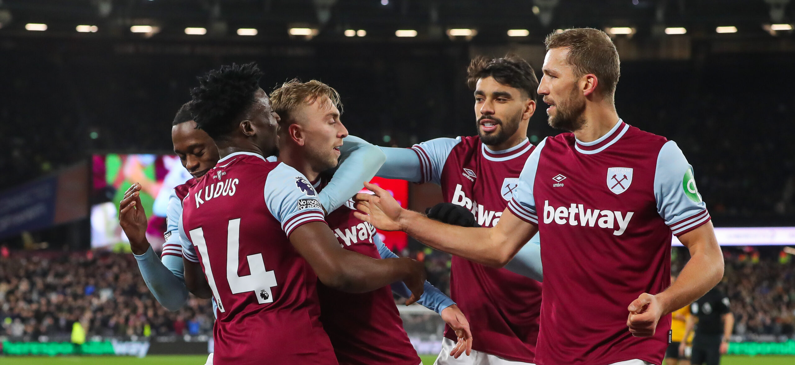 Jarrod Bowen of West Ham United celebrates his goal to make it 2-1 during the Premier League match West Ham United vs Wolverhampton Wanderers at London Stadium, London, United Kingdom, 9th December 2024

(Photo by Izzy Poles/News Images) in ,  on 12/9/2024. (Photo by Izzy Poles/News Images/Sipa USA)
2024.12.09 
pilka nozna liga angielska
West Ham United - Wolverhampton Wanderers
Foto Izzy Poles/News Images/SIPA USA/PressFocus

!!! POLAND ONLY !!!