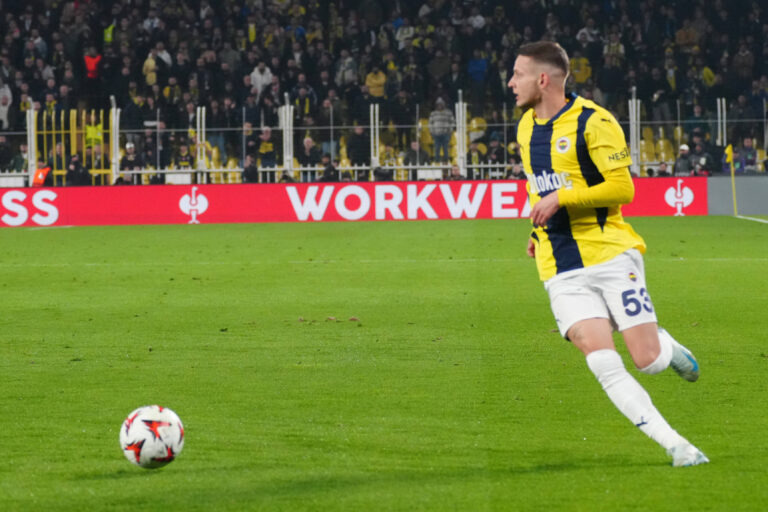 Sebastian Szymanski of Fenerbahce controls the ball during the UEFA Europa League 2024/25 League Phase MD6 match between Fenerbahce SK and Athletic Club at on December 11, 2024 in Istanbul, Turkey. Photo by Seskimphoto  Fenerbahce v Athletic Bilbao - UEFA Europa League PUBLICATIONxNOTxINxTUR
2024.12.11 Stambul
pilka nozna liga europy
Fenerbahce - Athletic Bilbao
Foto IMAGO/PressFocus

!!! POLAND ONLY !!!