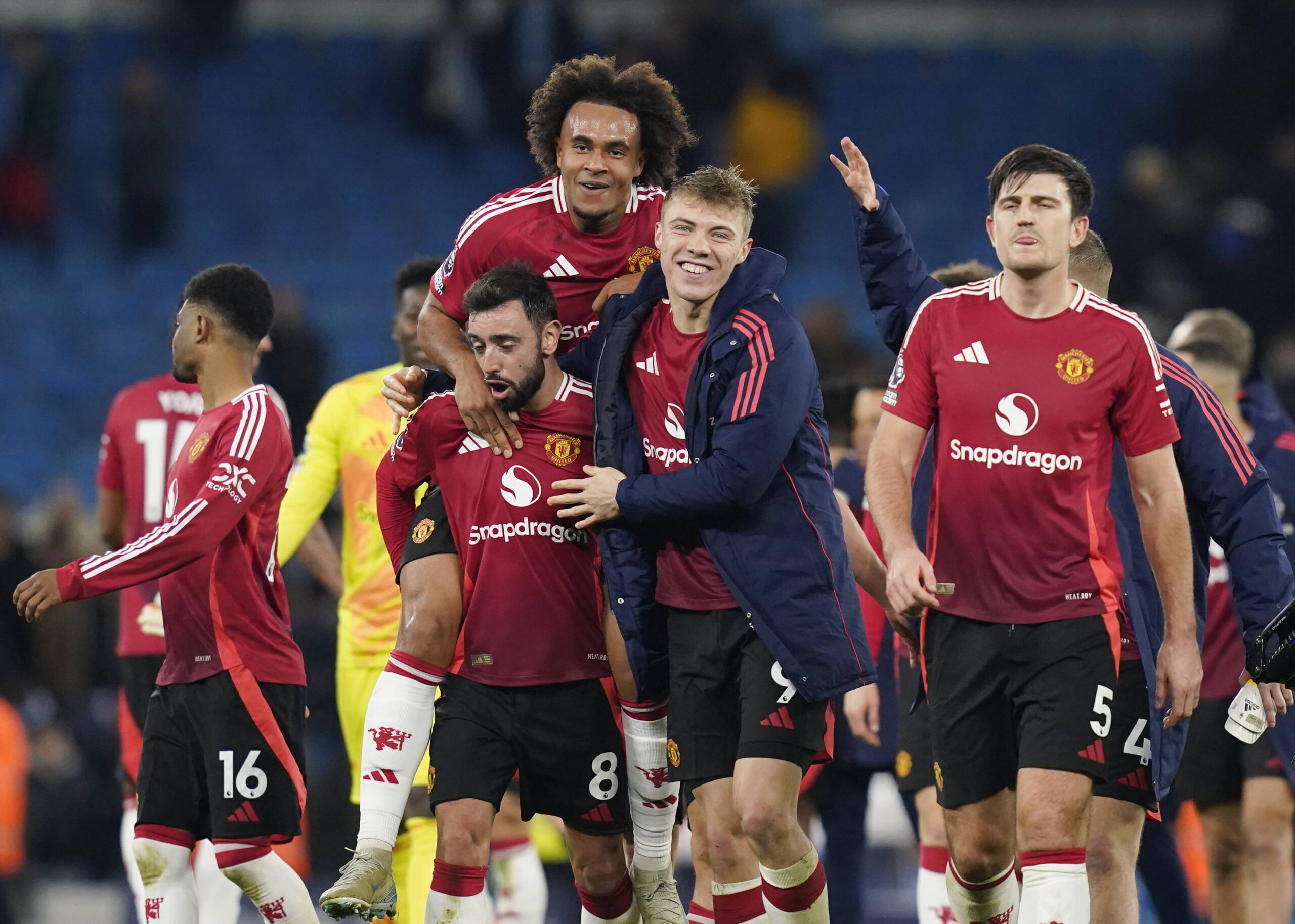 Manchester, England, 15th December 2024. Bruno Fernandes, Joshua Zirkzee and Rasmus Hojlund of Manchester United, ManU celebrate the win during the Premier League match at the Etihad Stadium, Manchester. Picture credit should read: Andrew Yates / Sportimage EDITORIAL USE ONLY. No use with unauthorised audio, video, data, fixture lists, club/league logos or live services. Online in-match use limited to 120 images, no video emulation. No use in betting, games or single club/league/player publications. SPI-3541-0083
2024.12.15 Manchester
pilka nozna liga angielska
Manchester City - Manchester United - Premier League - Etihad Stadium
Foto IMAGO/PressFocus

!!! POLAND ONLY !!!