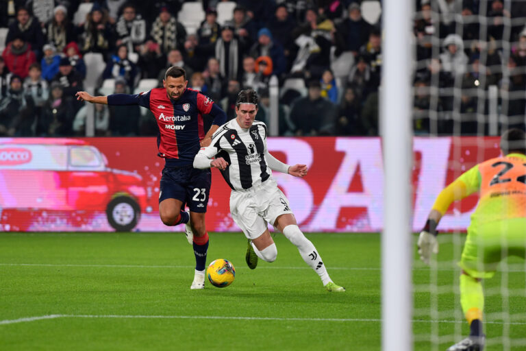 Dusan Vlahovic of Juventus FC and Mateusz Wieteska of Cagliari Calcio during the Coppa Italia 2024/25 match between Juventus FC and Cagliari Calcio at Allianz Stadium on December 17, 2024 in Turin, Italy - ph Giuliano Marchisciano  during  Juventus FC vs Cagliari Calcio, Italian football Coppa Italia match in Turin, Italy, December 17 2024 (Photo by Giuliano Marchisciano/IPA Sport / ipa-agency.net/IPA/Sipa USA)
2024.12.17 Turyn
pilka nozna puchar Wloch
Juventus Turyn - Cagliari Calcio
Foto Giuliano Marchisciano/IPA Sport/ipa-agency.net/SIPA USA/PressFocus

!!! POLAND ONLY !!!