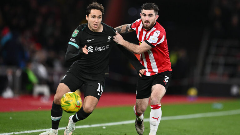 Football - EFL Carabao League Cup - Quarter-Final - Southampton vs Liverpool - St Marys Stadium - Wednesday 18th December 2024. Liverpool s Federico Chiesa holds off the challenge from Southampton s Ryan Manning. COLORSPORT / Ashley Western PUBLICATIONxNOTxINxUK
2024.12.18 
pilka nozna puchar ligi angielskiej
Southampton - Liverpool
Foto IMAGO/PressFocus

!!! POLAND ONLY !!!