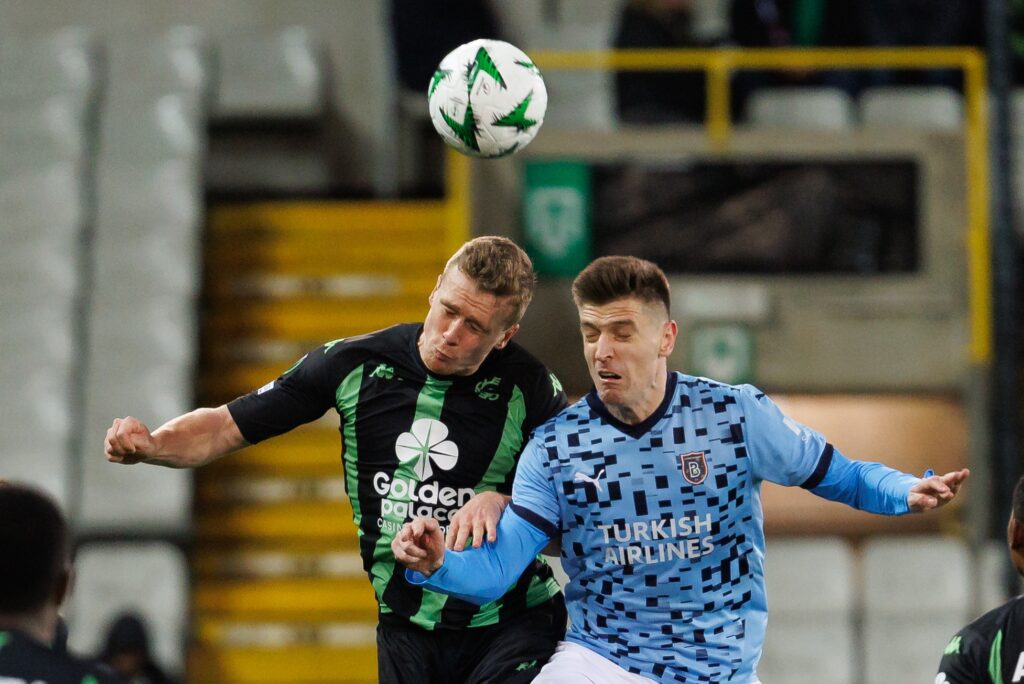 Cercle&#039;s Thibo Somers and Basaksehir&#039;s Krzysztof Piatek fight for the ball during a soccer game between Belgian Cercle Brugge KSV and Turkish Istanbul Basaksehir FK, Thursday 19 December 2024 in Brugge, on day 6/6 of the group stage of the UEFA Conference League tournament. BELGA PHOTO KURT DESPLENTER (Photo by KURT DESPLENTER/Belga/Sipa USA)
2024.12.19 Brugge
pilka nozna Liga Konferencji UEFA
Cercle Brugge - Istanbul Basaksehir FK
Foto Belga/SIPA USA/PressFocus

!!! POLAND ONLY !!!