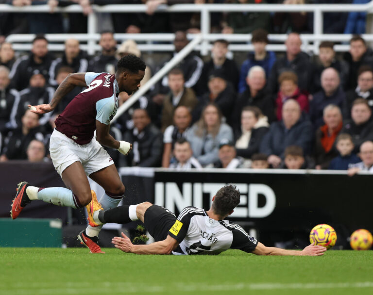 Newcastle Upon Tyne, England, 26th December 2024. Red card for Jhon Duran of Aston Villa for this challenge on Fabian Schar of Newcastle United during the Premier League match between Newcastle United and Aston Villa at St. James Park, Newcastle Upon Tyne. Picture credit should read: Nigel Roddis / Sportimage EDITORIAL USE ONLY. No use with unauthorised audio, video, data, fixture lists, club/league logos or live services. Online in-match use limited to 120 images, no video emulation. No use in betting, games or single club/league/player publications. SPI_007_NR_NEWC_ASTO SPI-3554-0007
2024.12.26 Newcastle Upon Tyne
pilka nozna liga angielska
Premier League sezon 2024/2025
Foto News Images/SIPA USA/PressFocus

!!! POLAND ONLY !!!