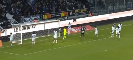 Absurdalny samobój w Ligue 1 [WIDEO]