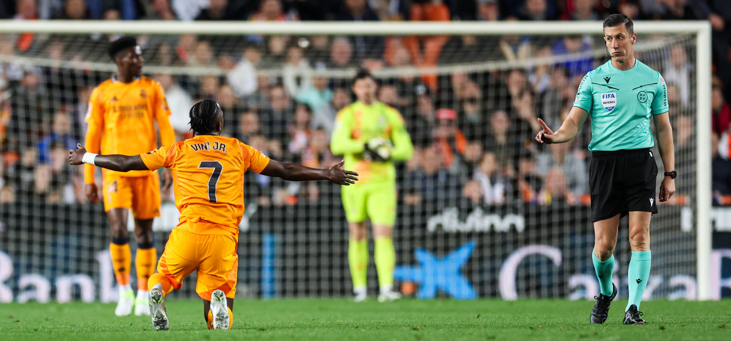 Valencia, Spain, January 3rd 2024: Vinicius Junior (7 Real Madrid CF) and Cesar Soto Grado during the La Liga EA Sports football match between Valencia CF and Real Madrid CF at the Estadio Mestalla in Valencia, Spain  (Judit Cartiel / SPP) (Photo by Judit Cartiel / SPP/Sipa USA)
2025.01.03 Walencja
pilka nozna , liga hiszpanska
Valencia CF - Real Madryt
Foto Judit Cartiel/SPP/SIPA USA/PressFocus

!!! POLAND ONLY !!!