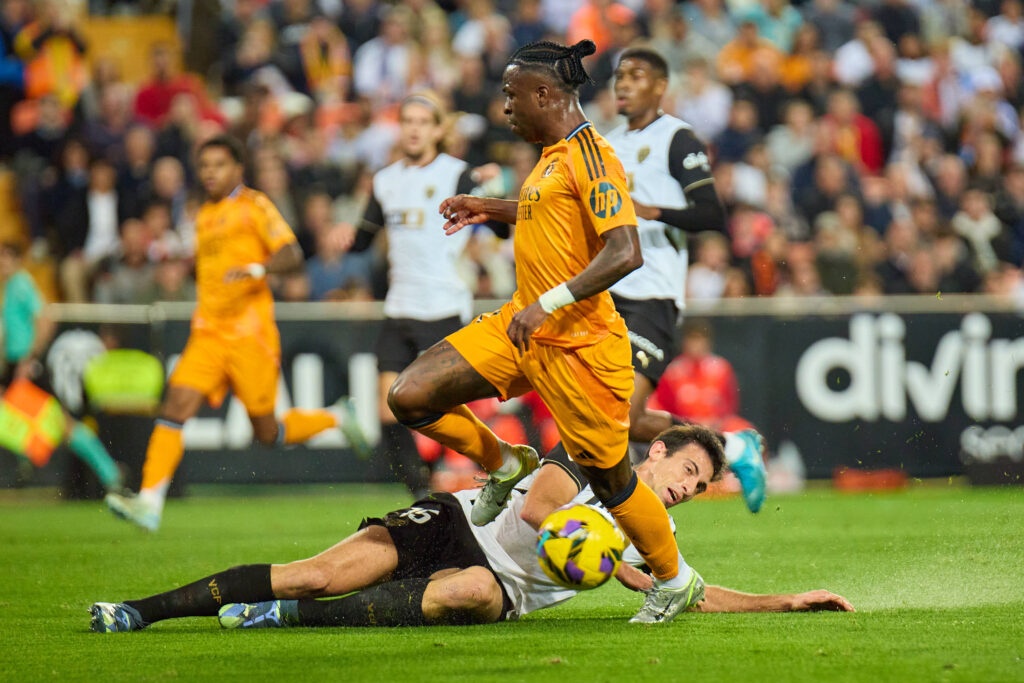 LaLiga EA Sports, Spain, Valencia CF v Real Madrid VALENCIA, SPAIN - JANUARY 3: Vinicius Junior left winger of Real Madrid competes for the ball with Cesar Tarrega Centre-Back of Valencia CF during the LaLiga EA Sports match between Valencia CF and Real Madrid at Mestalla Stadium on January 3, 2025 in Valencia, Spain. match of round 12 of LaLiga that was postponed due to heavy rains in valencia Photo by Jose Torres/Photo Players Images/Magara Press Valencia Mestalla Stadium Spain Copyright: xJosexTorresx
2025.01.03 Walencja
pilka nozna liga hiszpanska
Valencia CF - Real Madryt
Foto IMAGO/PressFocus

!!! POLAND ONLY !!!