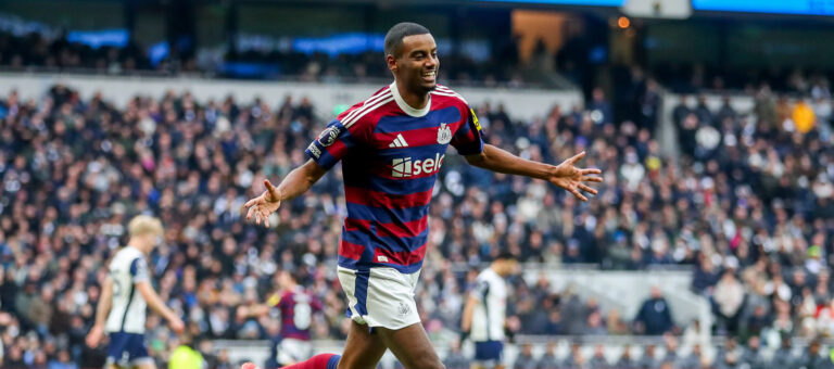 Alexander Isak of Newcastle United celebrates his goal to make it 1-2 during the Premier League match Tottenham Hotspur vs Newcastle United at Tottenham Hotspur Stadium, London, United Kingdom, 4th January 2025

(Photo by Izzy Poles/News Images) in London, United Kingdom on 1/4/2025. (Photo by Izzy Poles/News Images/Sipa USA)
2025.01.04 Londyn
pilka nozna liga angielska
Tottenham Hotspur - Newcastle United
Foto Izzy Poles/News Images/SIPA USA/PressFocus

!!! POLAND ONLY !!!