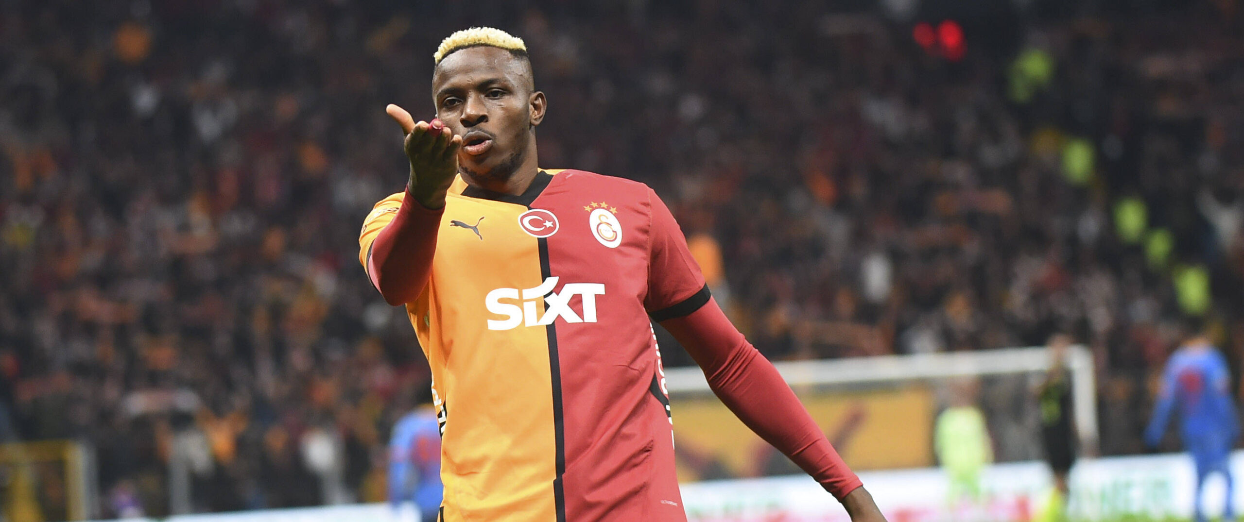 Galatasaray player Victor Osimhen showed a shirt with the words Happy Birthday Tony and Toby after scoring his goal during the Turkish Super League match between Galatasaray and Goztepe at Rams Park Stadium on January 4, 2025 in Istanbul, Turkey. Photo by Seskimphoto  Galatasaray v Goztepe - Turkish Super League PUBLICATIONxNOTxINxTUR
2025.01.04 Stambul
pilka nozna liga turecka
Galatasaray - Goztepe

Foto IMAGO/PressFocus

!!! POLAND ONLY !!!