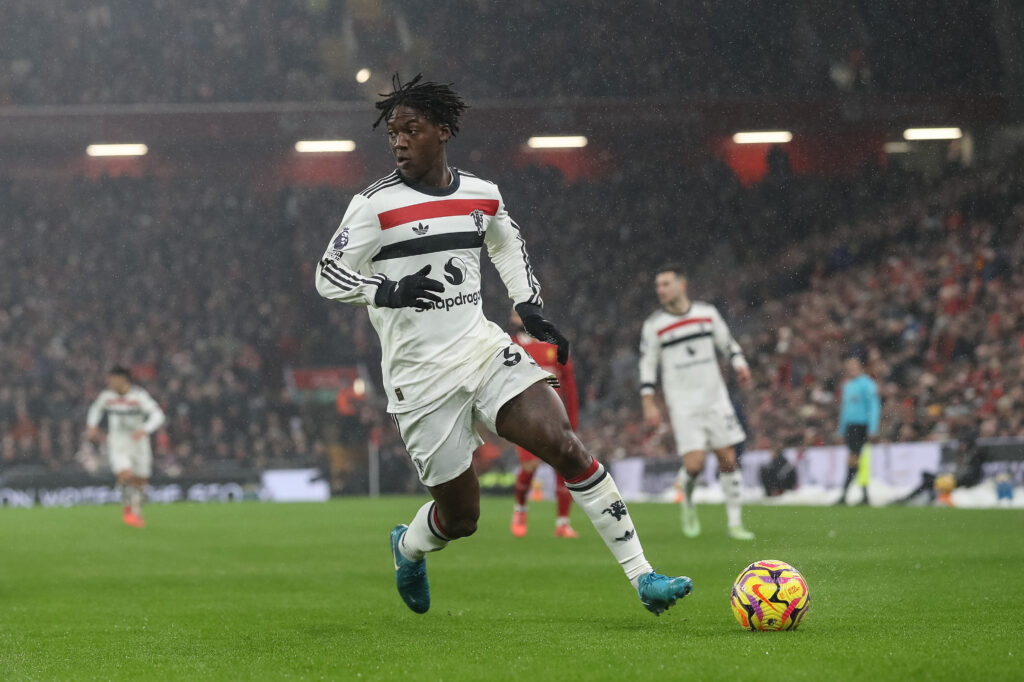 Kobbie Mainoo of Manchester United breaks with the ball during the Premier League match Liverpool vs Manchester United at Anfield, Liverpool, United Kingdom, 5th January 2025

(Photo by Gareth Evans/News Images) in Liverpool, United Kingdom on 1/5/2025. (Photo by Gareth Evans/News Images/Sipa USA)
2025.01.05 Liverpool
pilka nozna liga angielska
Liverpool - Manchester United
Foto News Images/SIPA USA/PressFocus

!!! POLAND ONLY !!!