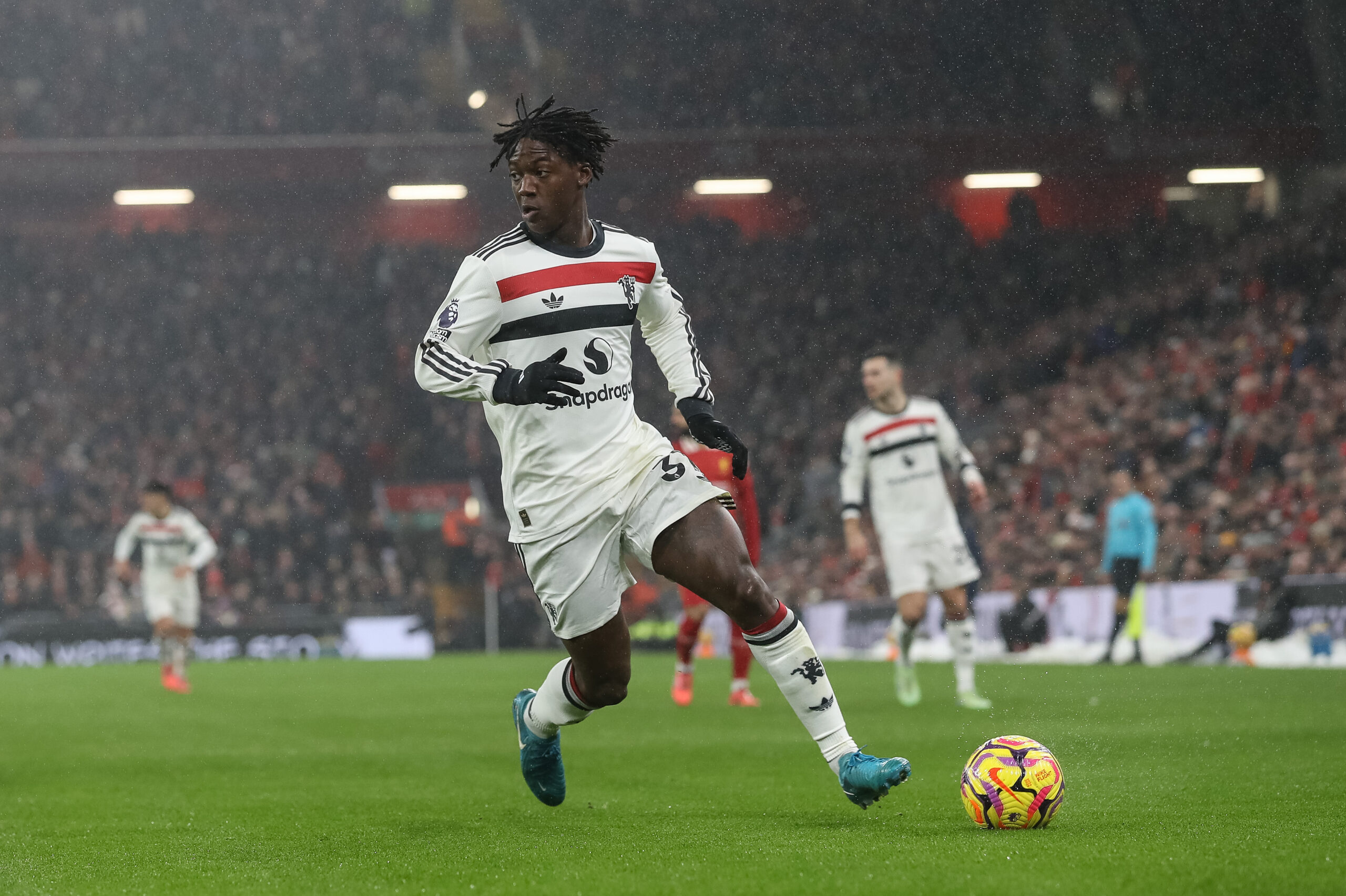 Kobbie Mainoo of Manchester United breaks with the ball during the Premier League match Liverpool vs Manchester United at Anfield, Liverpool, United Kingdom, 5th January 2025

(Photo by Gareth Evans/News Images) in Liverpool, United Kingdom on 1/5/2025. (Photo by Gareth Evans/News Images/Sipa USA)
2025.01.05 Liverpool
pilka nozna liga angielska
Liverpool - Manchester United
Foto News Images/SIPA USA/PressFocus

!!! POLAND ONLY !!!