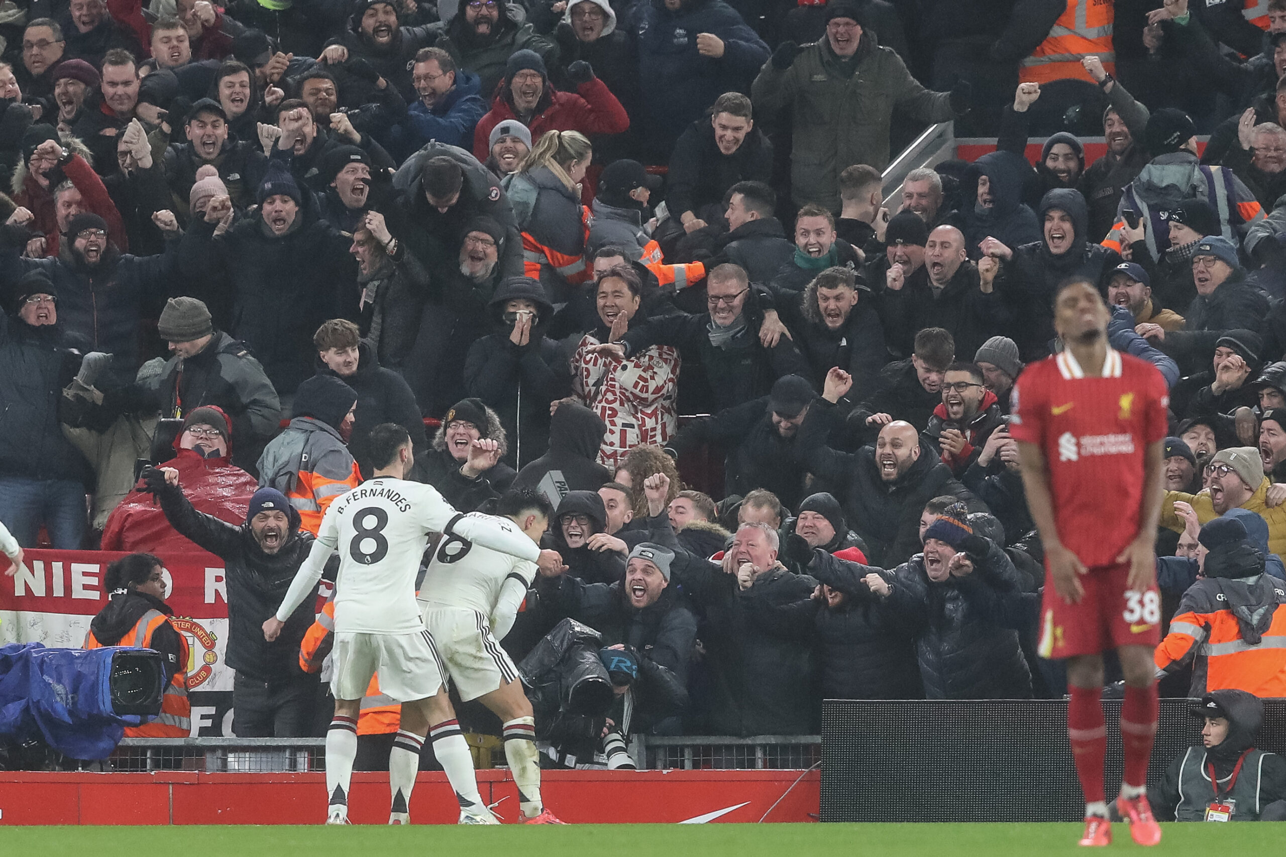 Lisandro Martnez of Manchester United celebrates his goal to make it 0-1 during the Premier League match Liverpool vs Manchester United at Anfield, Liverpool, United Kingdom, 5th January 2025

(Photo by Gareth Evans/News Images) in Liverpool, United Kingdom on 1/5/2025. (Photo by Gareth Evans/News Images/Sipa USA)
2025.01.05 Liverpool
pilka nozna liga angielska
Liverpool - Manchester United
Foto News Images/SIPA USA/PressFocus

!!! POLAND ONLY !!!