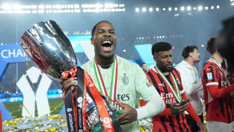 MilanÕs Mike Maignan celebrates the victory at the EA Sports FC italian Supercup 2024/2025 final match between Internazionale and Milan at Al-Awwal Park Stadium in Riyadh, Saudi Arabia - Sport, Soccer -  Monday January 6, 2025 (Photo by Massimo Paolone/LaPresse) (Photo by Massimo Paolone/LaPresse/Sipa USA)
2025.01.06 Rijad
pilka nozna Superpuchar Wloch , final
Inter Mediolan - AC Milan
Foto Massimo Paolone/LaPresse/SIPA USA/PressFocus

!!! POLAND ONLY !!!