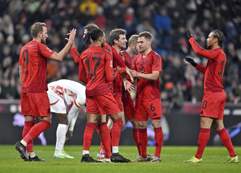 06.01.2025, Fussball 1. Bundesliga 2024/2025, Testspiel: RB Salzburg - FC Bayern Munchen, in der Red Bull Arena Salzburg. Alle Bayern Spieler jubeln v.l. Harry Kane FC Bayern Munchen, Michael Olise FC Bayern Munchen, Leon Goretzka FC Bayern Munchen, Thomas Muller FC Bayern Munchen, Konrad Laimer FC Bayern Munchen, Joshua Kimmich FC Bayern Munchen und Leroy Sane Bayern Munchen *** 06 01 2025, Football 1 Bundesliga 2024 2025, Test match RB Salzburg FC Bayern Munich, in the Red Bull Arena Salzburg All Bayern players cheering from left Harry Kane FC Bayern Munich , Michael Olise FC Bayern Munich , Leon Goretzka FC Bayern Munich , Thomas Muller FC Bayern Munich , Konrad Laimer FC Bayern Munich , Joshua Kimmich FC Bayern Munich and Leroy Sane Bayern Munich
2025.01.06 Salzburg
pilka nozna mecz towarzyski sparing
RB Salzburg - FC Bayern Monachium
Foto IMAGO/PressFocus

!!! POLAND ONLY !!!