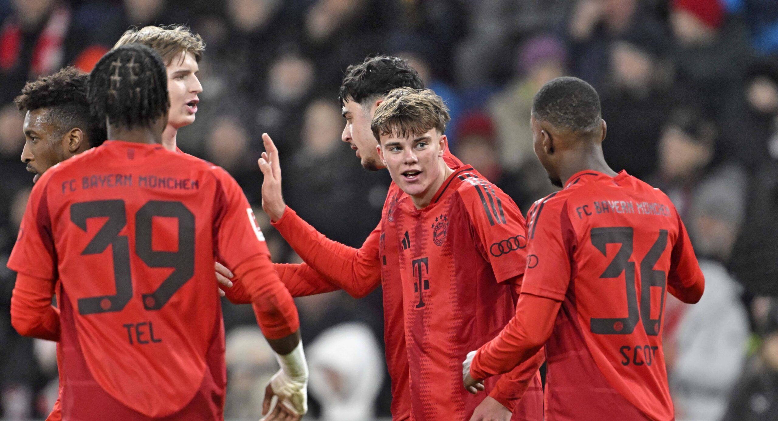 06.01.2025, Fussball 1. Bundesliga 2024/2025, Testspiel: RB Salzburg - FC Bayern Munchen, in der Red Bull Arena Salzburg. v.l. Mathys Tel Bayern Munchen, Aleksandar Pavlovic Bayern Munchen, Jonathan Asp-Jensen FC Bayern Munchen und Michael Scott FC Bayern Munchen jubeln. *** 06 01 2025, Football 1 Bundesliga 2024 2025, Test match RB Salzburg FC Bayern Munich, in the Red Bull Arena Salzburg v l Mathys Tel Bayern Munich , Aleksandar Pavlovic Bayern Munich , Jonathan Asp Jensen FC Bayern Munich and Michael Scott FC Bayern Munich cheer
2025.01.06 Salzburg
pilka nozna mecz towarzyski sparing
RB Salzburg - FC Bayern Monachium
Foto IMAGO/PressFocus

!!! POLAND ONLY !!!