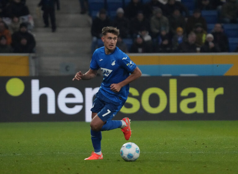 11.01.2025, PreZero Arena, Sinsheim, GER, 1.FBL, TSG Hoffenheim vs VfL Wolfsburg , 
DFL  regulations prohibit any use of photographs as image sequences and/or quasi-video.
im Bild
Tom Bischof (Hoffenheim)//BRATICHASAN_BRATIC003828/Credit:Hasan Bratic/SIPA/2501121113

11.01.2025 Sinsheim
pilka nozna liga niemiecka
TSG Hoffenheim - VfL Wolfsburg
Foto Hasan Bratic/SIPA / Sipa / PressFocus 
POLAND ONLY!!