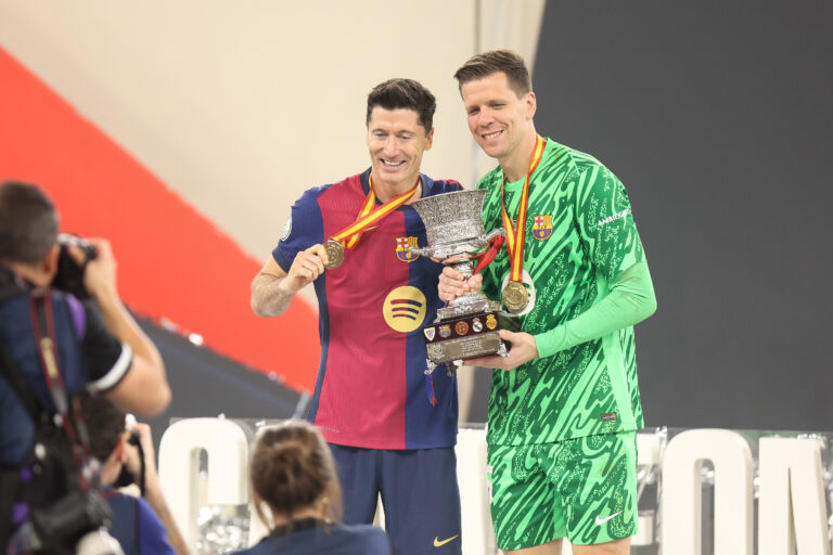 2025.01.12 Jeddah King Abdullah Sports City
pilka nozna Superpuchar Hiszpanii final 2025
Real Madryt - FC Barcelona
N/z Wojciech Szczesny Robert Lewandowski zdobywaja superpuchar Hiszpanii 2025
Foto Szymon Gorski / PressFocus

2025.01.12 Jeddah King Abdullah Sports City
Football Spanish Super Cup final 2025
Real Madryt - FC Barcelona
Wojciech Szczesny Robert Lewandowski zdobywaja superpuchar Hiszpanii 2025
Credit: Szymon Gorski / PressFocus