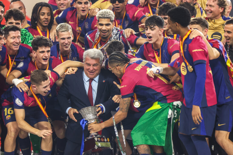 2025.01.12 Jeddah King Abdullah Sports City
pilka nozna Superpuchar Hiszpanii final 2025
Real Madryt - FC Barcelona
N/z Barcelona z Wojciech Szczesny Robert Lewandowski zdobywaja superpuchar Hiszpanii 2025  Joan Laporta
Foto Szymon Gorski / PressFocus

2025.01.12 Jeddah King Abdullah Sports City
Football Spanish Super Cup final 2025
Real Madryt - FC Barcelona
Barcelona z Wojciech Szczesny Robert Lewandowski zdobywaja superpuchar Hiszpanii 2025  Joan Laporta
Credit: Szymon Gorski / PressFocus