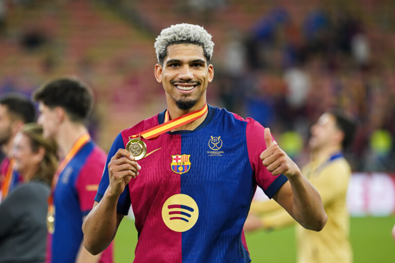 Barcelona&#039;s Uruguayan player Ronald Federico Araujo da Silva celebrates after the winning the Spanish Super Cup final match El Clasico between FC Barcelona and Real Madrid at King Abdullah Sports City. Final Score : Real Madrid 2 : 5 FC Barcelona (Photo by Ismael Adnan / SOPA Images/Sipa USA)
2025.01.13 Jeddah
pilka nozna superpuchar Hiszpanii
FC Barcelona - Real Madryt
Foto Ismael Adnan / SOPA Images/SIPA USA/PressFocus

!!! POLAND ONLY !!!