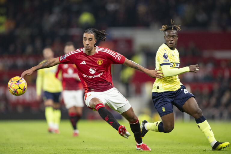 Old Trafford MANCHESTER, ENGLAND - JANUARY 16: Leny Yoro of Manchester Utd. (L) is chased by Kamaldeen Sulemana of Southampton (R) during the Premier League 2024/25 Matchweek 21 match between Manchester United FC and Southampton FC at Old Trafford, on January 16, 2025 in Manchester, England.  (Will Palmer / SPP) (Photo by Will Palmer / SPP/Sipa USA)
2025.01.16 Manchester
pilka nozna liga angielska
Manchester United FC - Southampton FC
Foto SPP/SIPA USA/PressFocus

!!! POLAND ONLY !!!