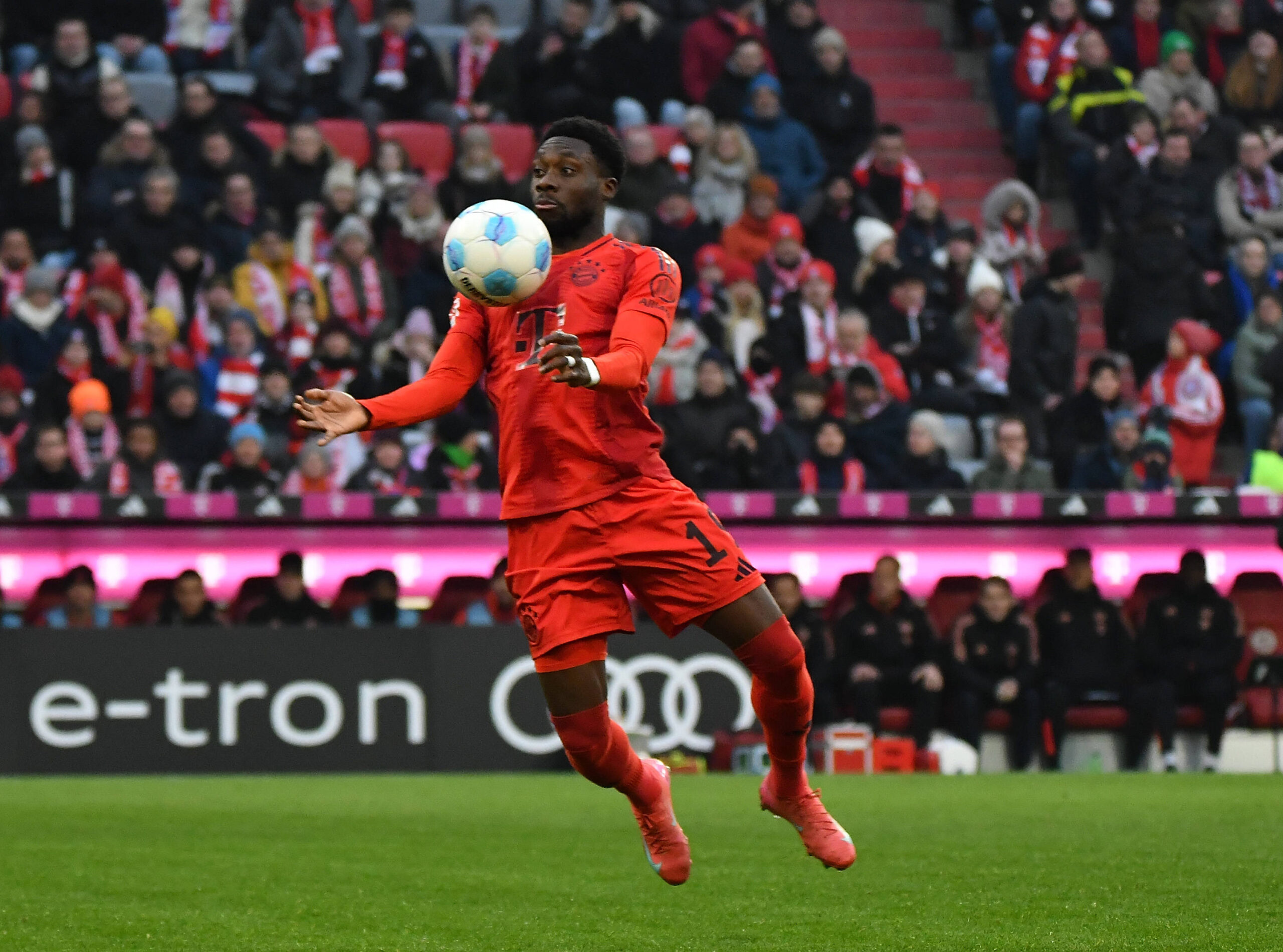 18.01.2025, Allianz Arena, Munchen, GER, 1.FBL, FC Bayern Munchen vs VfL Wolfsburg , 
DFL  regulations prohibit any use of photographs as image sequences and/or quasi-video.
im Bild
Alphonso Davies (Munchen)//BRATICHASAN_sipa.04515/Credit:Hasan Bratic/SIPA/2501201059

18.01.2025 MUNICH
pilka nozna liga niemiecka
Bayern Monachium - VfL Wolfsburg
Foto Hasan Bratic/SIPA / Sipa / PressFocus 
POLAND ONLY!!