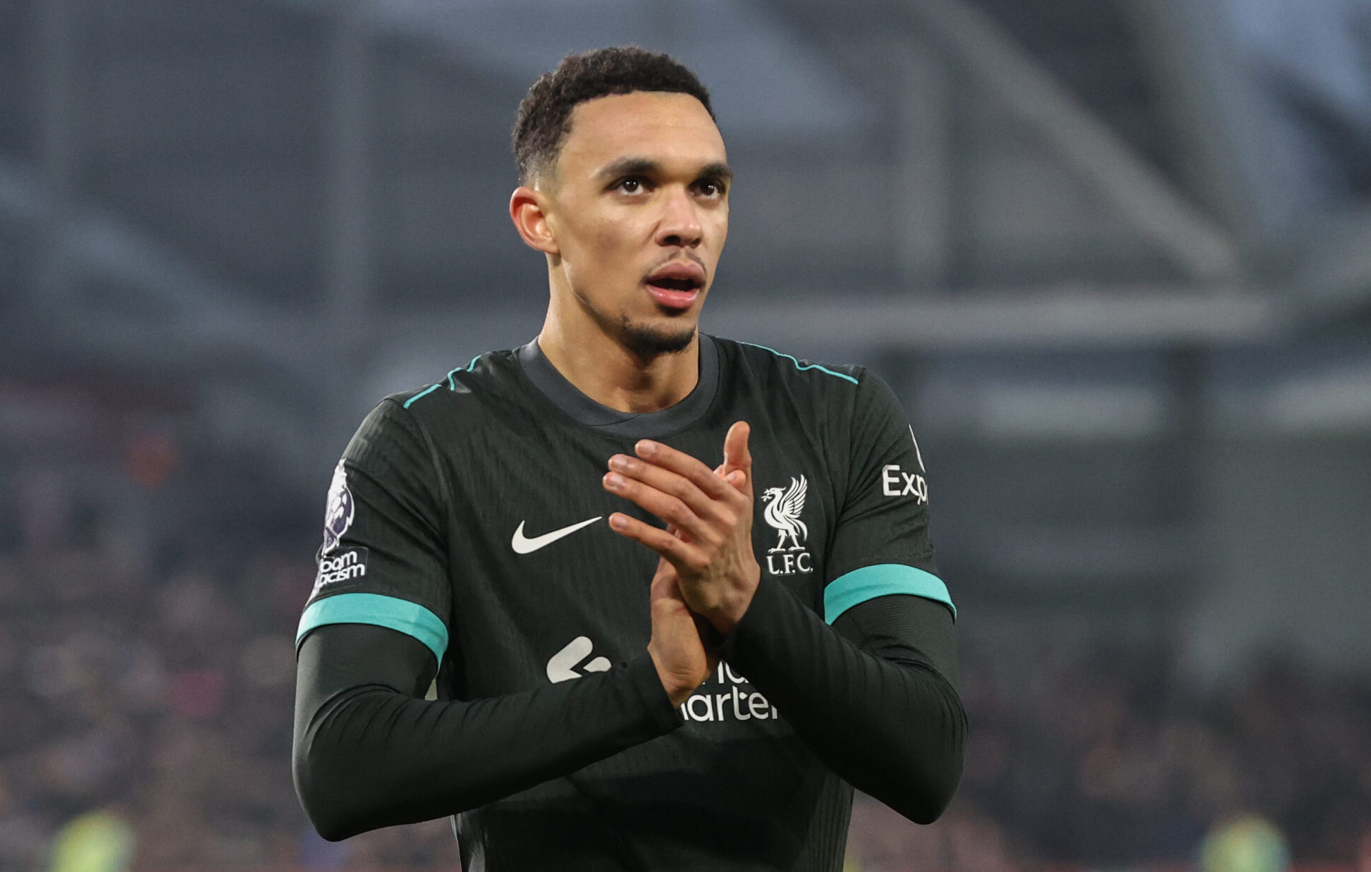 Trent Alexander-Arnold of Liverpool applauds the travelling fans as he prepares to take a corner during the Premier League match Brentford vs Liverpool at The Gtech Community Stadium, London, United Kingdom, 18th January 2025

(Photo by Alfie Cosgrove/News Images) in London, United Kingdom on 1/18/2025. (Photo by Alfie Cosgrove/News Images/Sipa USA)
2025.01.18 Londyn
pilka nozna liga angielska
Brentford - Liverpool
Foto News Images/SIPA USA/PressFocus

!!! POLAND ONLY !!!