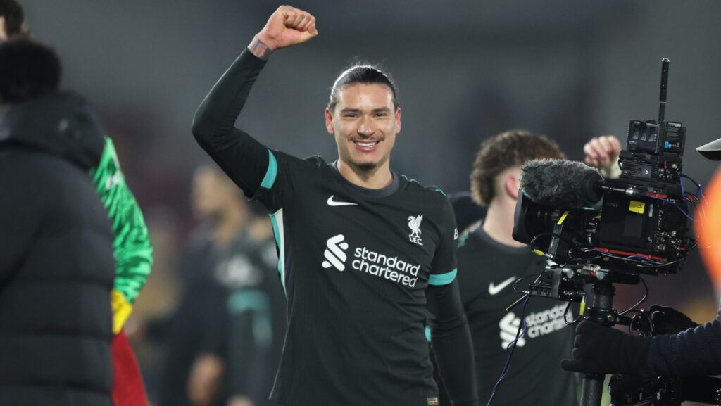 Darwin Nunez of Liverpool celebrates the win with the fans during the Premier League match Brentford vs Liverpool at The Gtech Community Stadium, London, United Kingdom, 18th January 2025

(Photo by Alfie Cosgrove/News Images) in London, United Kingdom on 1/18/2025. (Photo by Alfie Cosgrove/News Images/Sipa USA)
2025.01.18 Londyn
pilka nozna liga angielska
Premier League sezon 2024/2025
Foto News Images/SIPA USA/PressFocus

!!! POLAND ONLY !!!