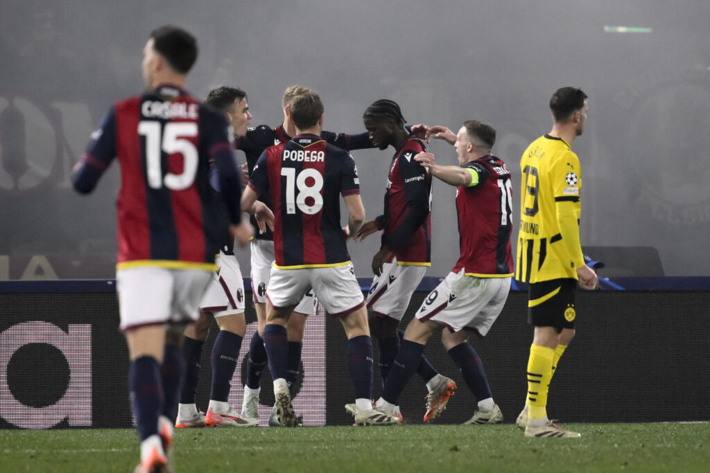 Samuel Iling-Junior of Bologna FC celebrates with teammates after scoring the goal of 2-1 during the Champions League football match between Bologna FC and Borussia Dortmund at Renato Dall&#039;Ara stadium in Bologna (Italy), January 21, 2025./Sipa USA *** No Sales in France and Italy ***
2025.01.21 Bolonia
pilka nozna Liga Mistrzow
Bologna FC - Borussia Dortmund
Foto Andrea Staccioli/Insidefoto/SIPA USA/PressFocus

!!! POLAND ONLY !!!