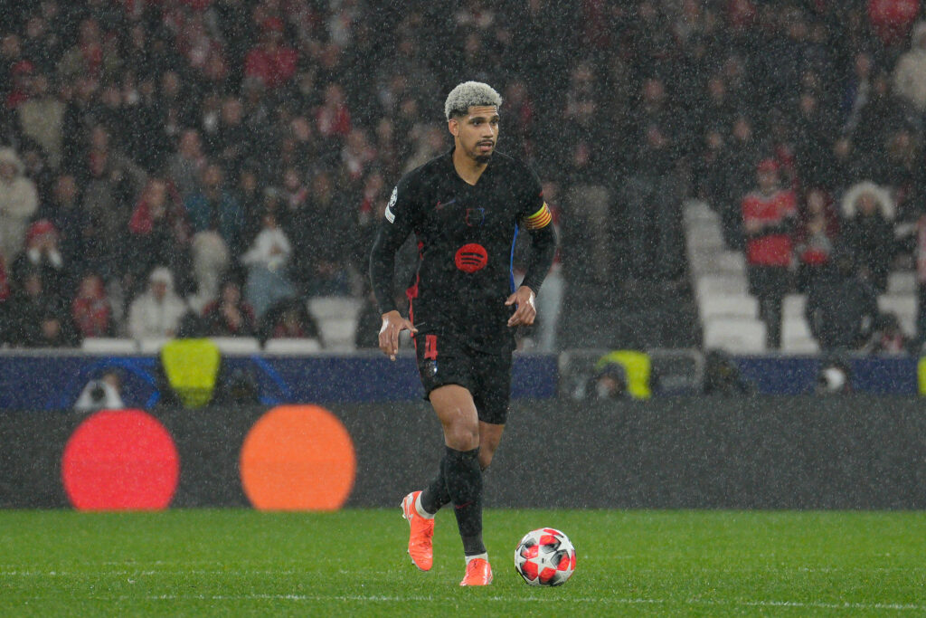 Ronald Araujo of FC Barcelona in action during the UEFA Champions League 2024/25 League Phase Matchday 7 between SL Benfica and FC Barcelona at Estadio da Luz. Final score: SL Benfica 4:5 FC Barcelona (Photo by Bruno de Carvalho / SOPA Images/Sipa USA)
2025.01.21 Lizbona
pilka nozna liga mistrzow
Benfica Lizbona - FC Barcelona
Foto Bruno de Carvalho/SOPA Images/SIPA USA/PressFocus

!!! POLAND ONLY !!!