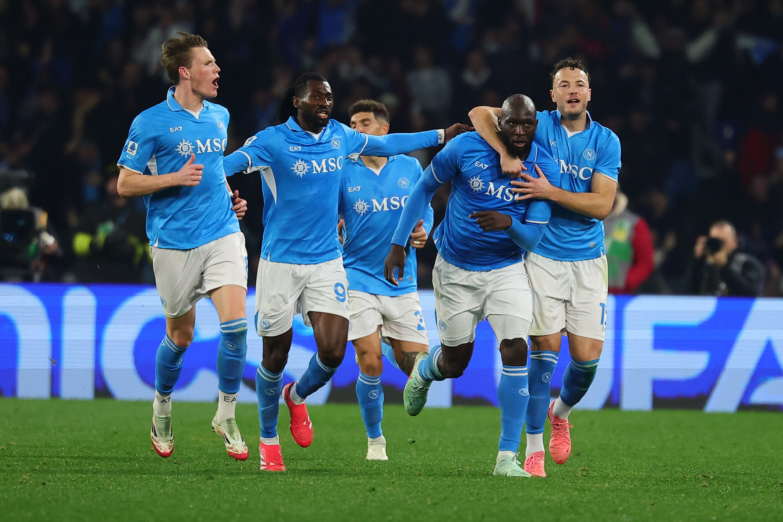 Romelu Lukaku of SSC Napoli celebrates with team mates  after scoring the goal of 2-1 during the Serie A football match between SSC Napoli and Juventus FC at Diego Armando Maradona stadium in Naples (Italy), January 25th, 2025./Sipa USA *** No Sales in France and Italy ***
2025.01.25 Neapol
pilka nozna Liga wloska
SSC Napoli - Juventus Turyn
Foto Cesare Purini/Insidefoto/SIPA USA/PressFocus

!!! POLAND ONLY !!!