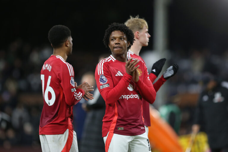 Craven Cottage, January 26th 2025: Tyrell Malacia of Manchester United applauds the fans at the final whistle during the Premier League match between Fulham and Manchester United at Craven Cottage on January 26, 2025 in London, England.  (Pedro Soares / SPP) (Photo by Pedro Soares / SPP/Sipa USA)
2025.01.26 Londyn
pilka nozna Liga angielska
Fulham - Manchester United
Foto Pedro Soares/SPP/SIPA USA/PressFocus

!!! POLAND ONLY !!!