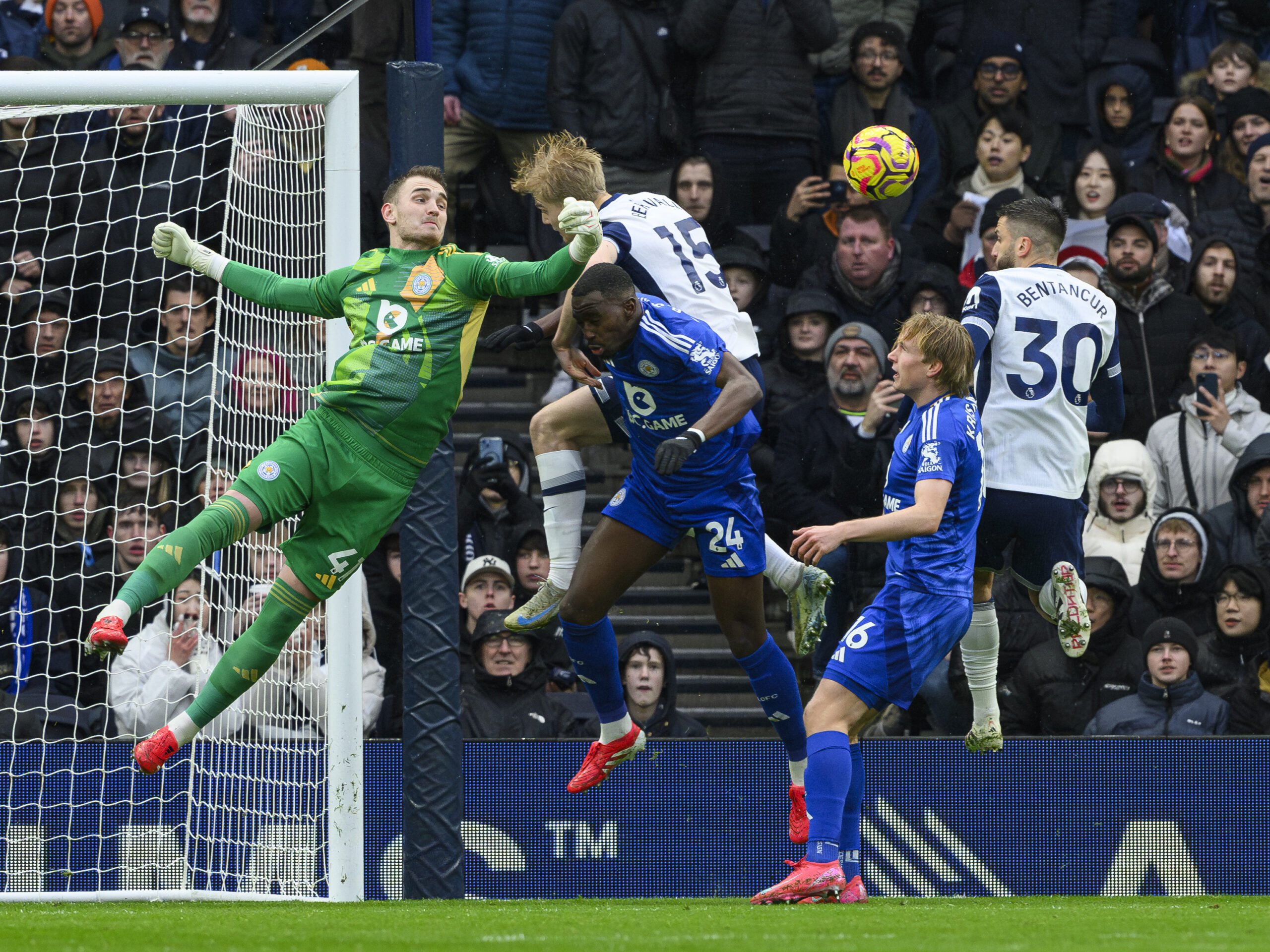 London, England - 2025 January 26th: Leicester City&#039;s Jakub Stolarczyk (left) under pressure from Tottenham Hotspur&#039;s Lucas Bergvall (centre) and Rodrigo Bentancur (right) during the Premier League 2024/25 League match between Tottenham Hotspur FC and Leicester City FC at Tottenham Hotspur Stadium on January 26th, 2025 in London, England. (Photo by David Horton/SPP)   (David Horton/SPP) (Photo by David Horton/SPP/Sipa USA)
2025.01.26 London
pilka nozna liga angielska
Tottenham Hotspur FC - Leicester City FC
Foto David Horton/SPP/SIPA USA/PressFocus

!!! POLAND ONLY !!!