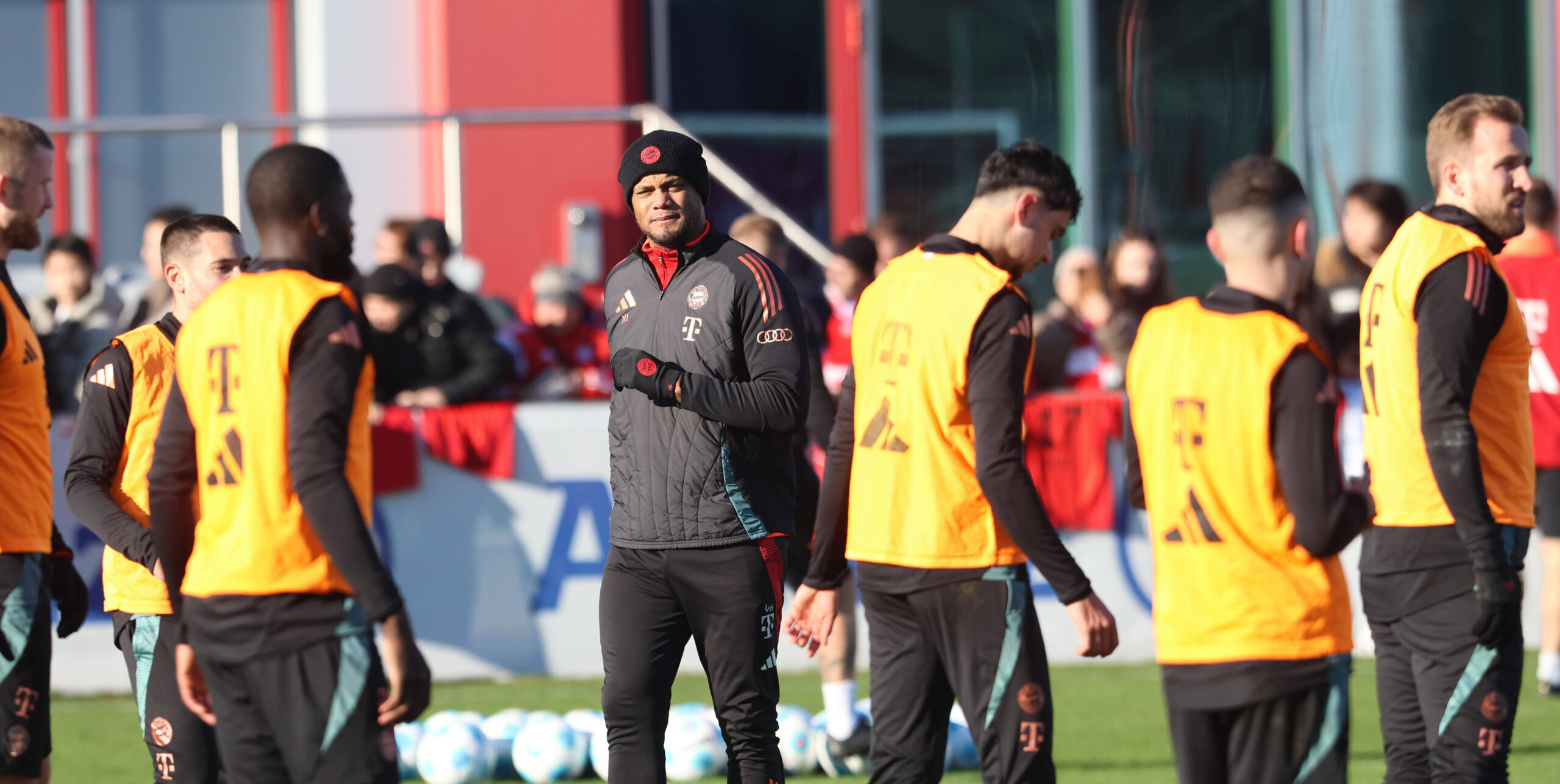 Trainer Vincent Kompany, 9 Harry Kane, 45 Aleksandar Pavlovic, re. und Kollegen, Mannschaft, Gruppe, Fussball / FC Bayern Muenchen / Training an der Saebenerstrasse / 17.12.2024 / FOTO: / LakoPress *** Coach Vincent Kompany, 9 Harry Kane, 45 Aleksandar Pavlovic, re and colleagues, Team, Group, Football FC Bayern Munich Training at Saebenerstrasse 17 12 2024 PHOTO LakoPress,Image: 947815475, License: Rights-managed, Restrictions: , Model Release: no, Credit line: Mladen Lackovic / imago sport / Forum