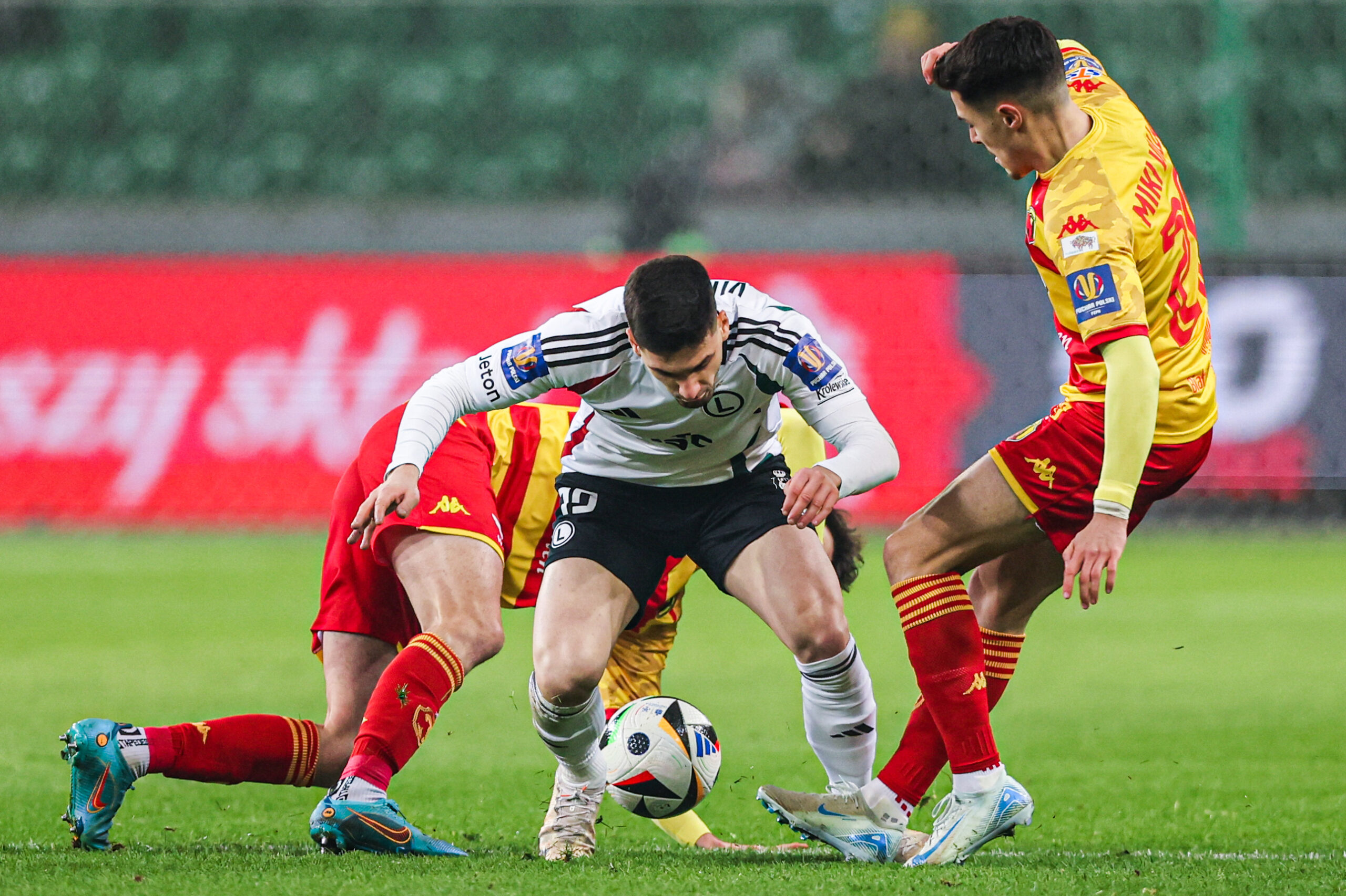 Wielka kontrowersja w meczu Legia &#8211; Jagiellonia! Sędzia anulował rzut karny dla Dumy Podlasia [WIDEO]