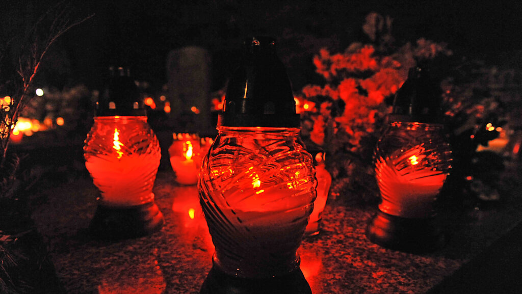 01.11.2009 KATOWICE CMENTARZ
WYDARZENIA
SWIETO ZMARLYCH W KATOWICACH
N/Z ZNICZE NA GROBIE NA CMENTARZU PRZY ULICY FRANCUSKIEJ W KATOWICACH
FOTO RAFAL JACNIAK / PRESSFOCUS