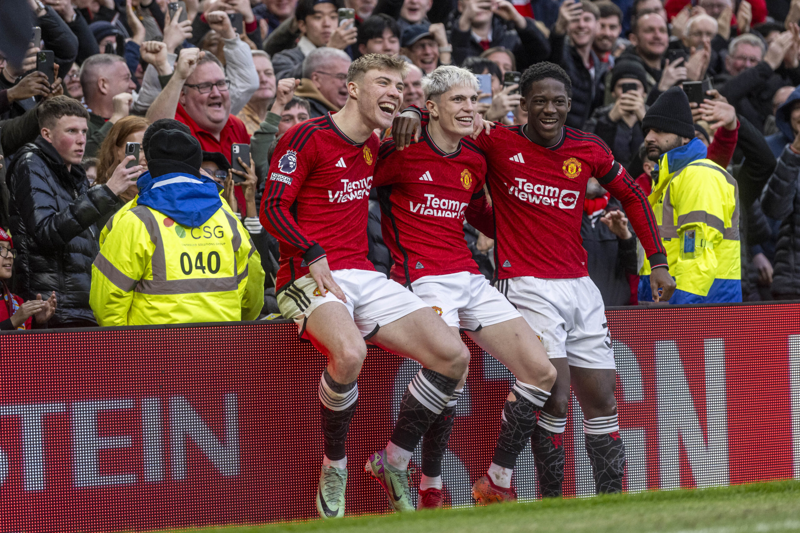 Manchester, England, Feb 4th 2024: Rasmus Hojlund and Kobbie Mainoo of Man Utd celebrate with Alejandro Garnacho of Man Utd who had just scored a goal (2-0) during the Premier League football match between Manchester United and West Ham United at Old Trafford in Manchester, England
  (Richard Callis / SPP) (Photo by Richard Callis / SPP/Sipa USA)
2024.02.04 Manchester
pilka nozna , liga angielska
Manchester United - West Ham United
Foto Richard Callis/SPP/SIPA USA/PressFocus

!!! POLAND ONLY !!!