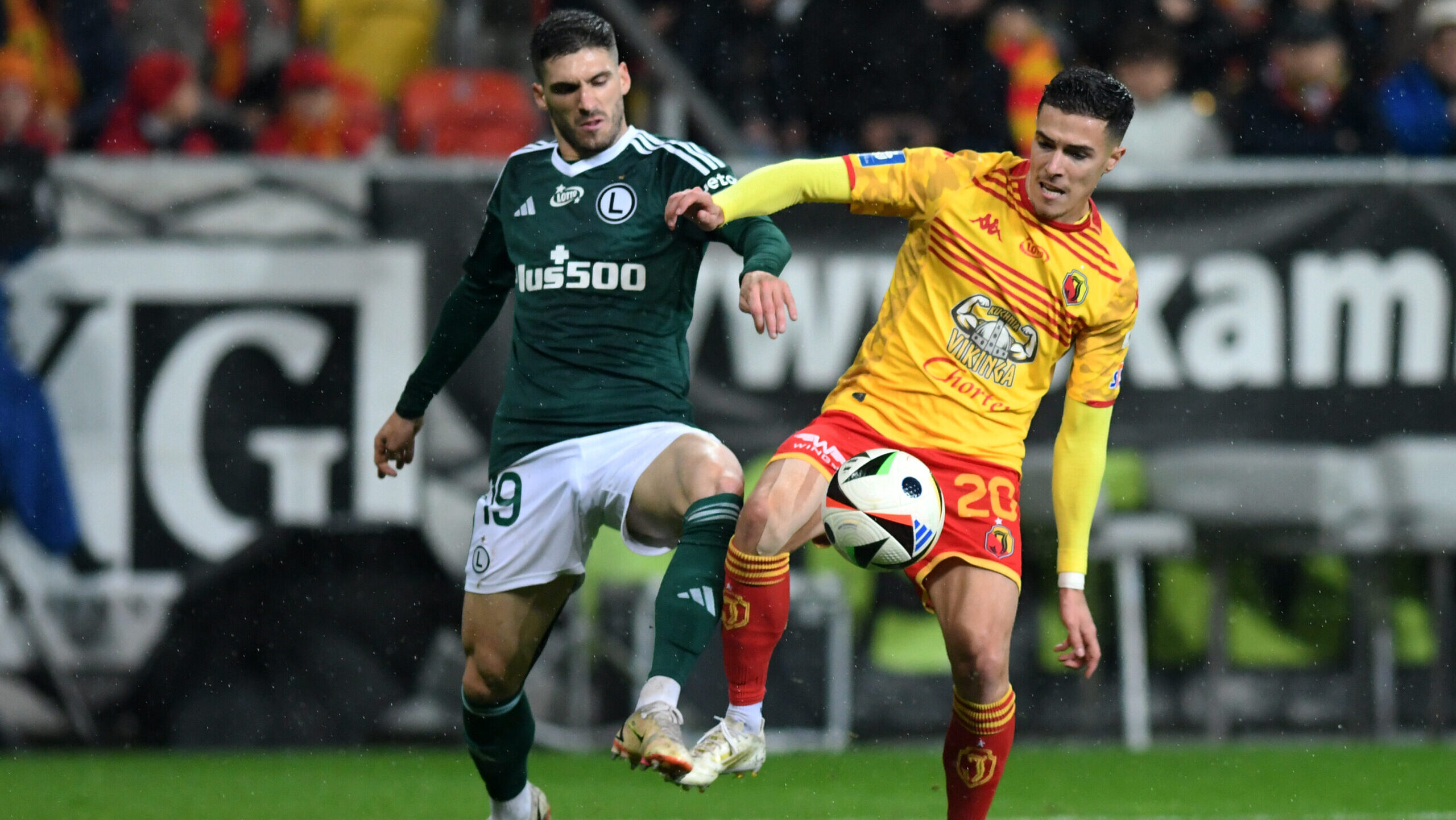 2024.10.06 Bialystok Pilka nozna PKO Ekstraklasa sezon 2024/2025 11 kolejka rozgrywek Jagiellonia Bialystok (zolto-czerwone) - Legia Warszawa N/z (L-P) Ruben Vinagre Afimico Pululu Foto Michal Kosc / PressFocus 
2024.10.06 Bialystok Football Polish PKO Ekstraklasa season 2024/2025 Jagiellonia Bialystok - Legia Warszawa Credit Michal Kosc / PressFocus