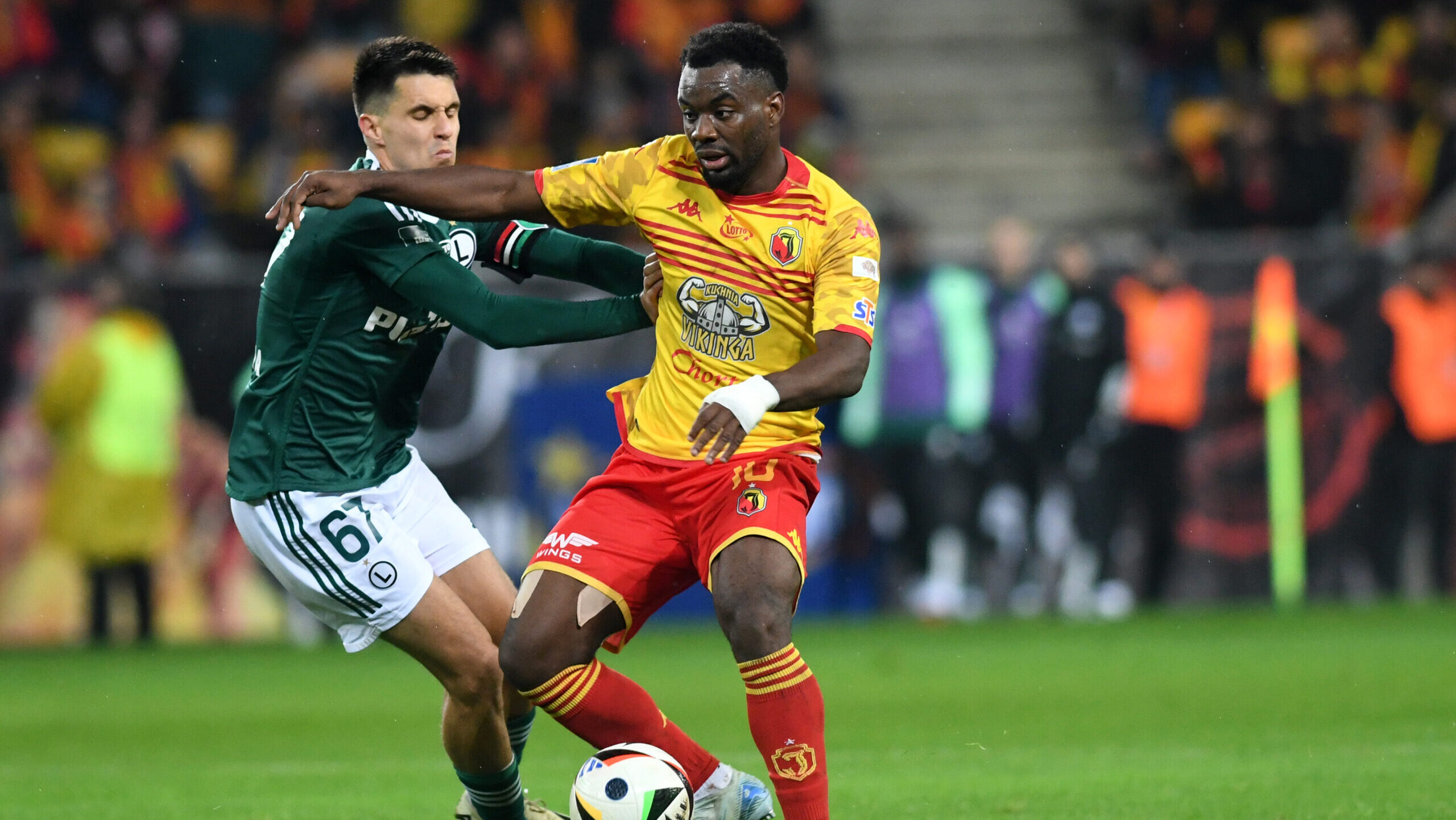 2024.10.06 Bialystok Pilka nozna PKO Ekstraklasa sezon 2024/2025 11 kolejka rozgrywek Jagiellonia Bialystok (zolto-czerwone) - Legia Warszawa N/z (L-P) Bartosz Kapustka Afimico Pululu Foto Michal Kosc / PressFocus 
2024.10.06 Bialystok Football Polish PKO Ekstraklasa season 2024/2025 Jagiellonia Bialystok - Legia Warszawa Credit Michal Kosc / PressFocus