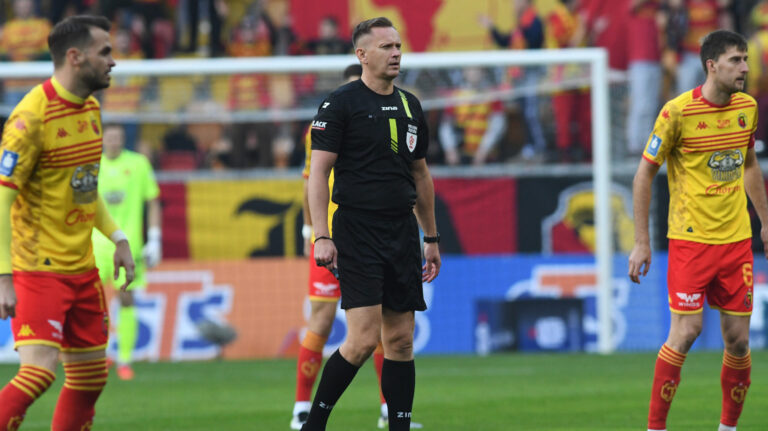2024.10.27 Bialystok Pilka nozna PKO Ekstraklasa sezon 2024/2025 13. kolejka rozgrywek Jagiellonia Bialystok (zolto-czerwone) - Korona Kielce N/z (L-P) Jesus Imaz Piotr Lasyk sedzia glowny spotkania Taras Romanczuk Foto Michal Kosc / PressFocus 
2024.10.27 Bialystok Football Polish PKO Ekstraklasa season 2024/2025 Jagiellonia Bialystok - Korona Kielce Credit Michal Kosc / PressFocus