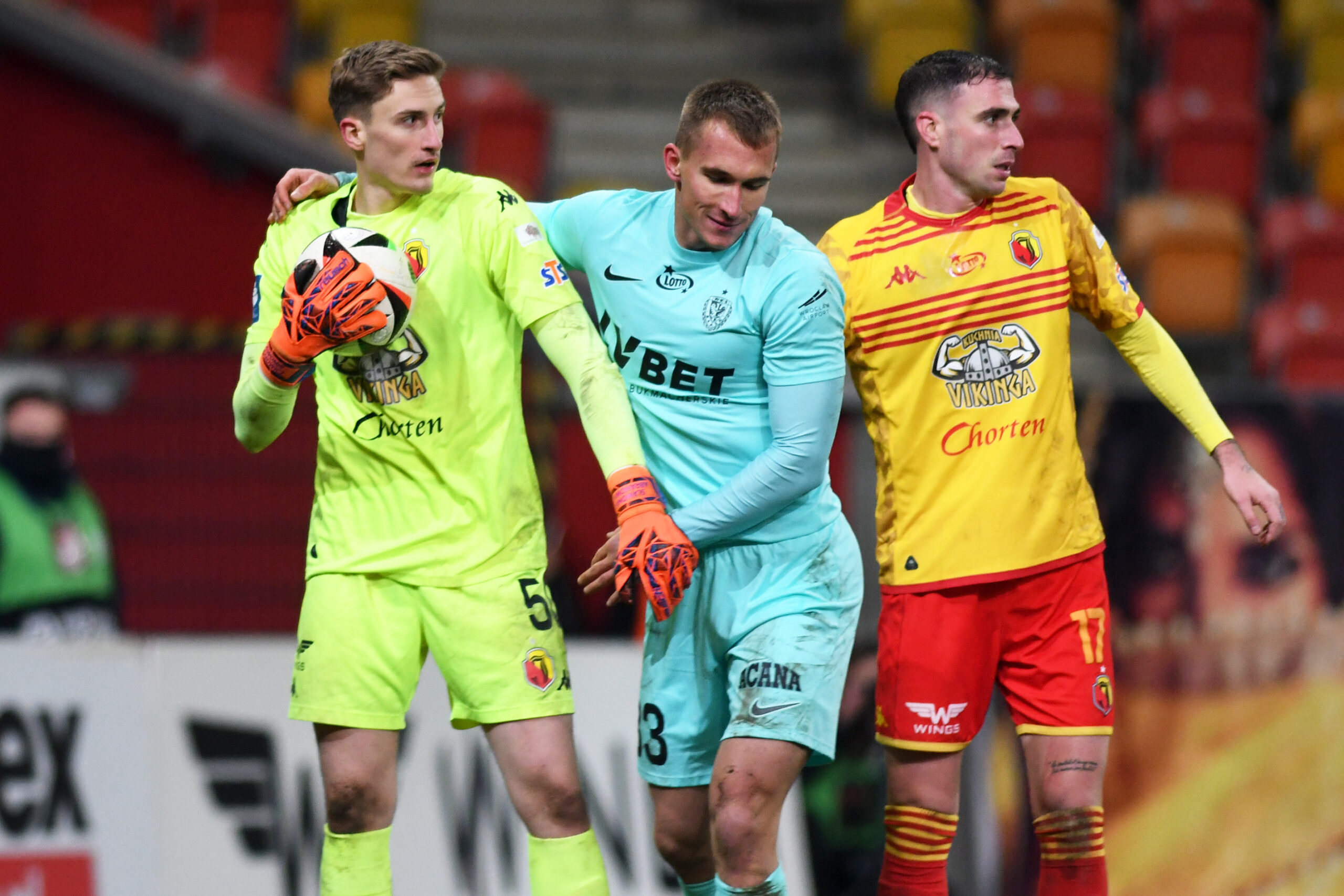 2024.11.22 Bialystok Pilka nozna PKO Ekstraklasa sezon 2024/2025 16. kolejka rozgrywek Jagiellonia Bialystok (zolto-czerwone) - Slask Wroclaw N/z (L-P) Slawomir Abramowicz bramkarz Jagiellonii Bialystok Yehor Matsenko Adrian Dieguez Foto Michal Kosc / PressFocus 
2024.11.22 Bialystok Football Polish PKO Ekstraklasa season 2024/2025 Jagiellonia Bialystok - Slask Wroclaw Credit Michal Kosc / PressFocus