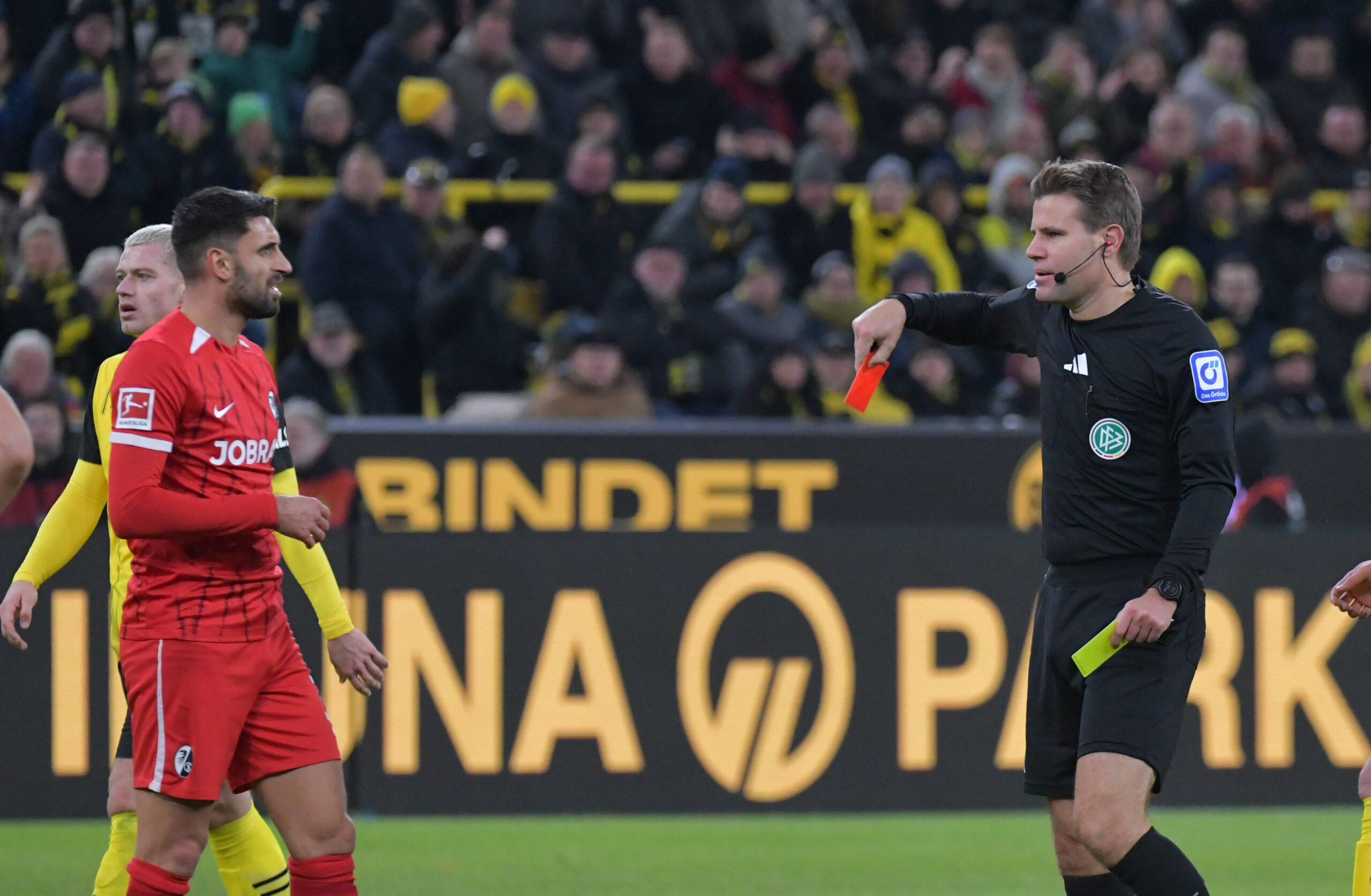 23.11.2024, xblx, Fussball 1.Bundesliga, Borussia Dortmund - SC Freiburg emspor, v.l. Patrick Osterhage SC Freiburg, NICHT IM BILD, , Gelbe Rote Karte gelbrote, Ampelkarte , Vincenzo Grifo SC Freiburg, Schiedsrichter Dr. Felix Brych DFL/DFB REGULATIONS PROHIBIT ANY USE OF PHOTOGRAPHS as IMAGE SEQUENCES and/or QUASI-VIDEO Dortmund *** 23 11 2024, xblx, Football 1 Bundesliga, Borussia Dortmund SC Freiburg emspor, v l Patrick Osterhage SC Freiburg , NOT IN PICTURE, , Yellow Red Card yellow red, traffic light card , Vincenzo Grifo SC Freiburg , Referee Dr Felix Brych DFL DFB REGULATIONS PROHIBIT ANY USE OF PHOTOGRAPHS as IMAGE SEQUENCES and or QUASI VIDEO Dortmund
2024.11.23 Dortmund
pilka nozna liga niemiecka
Borussia Dortmund - SC Freiburg
Foto IMAGO/PressFocus
!!! POLAND ONLY !!!