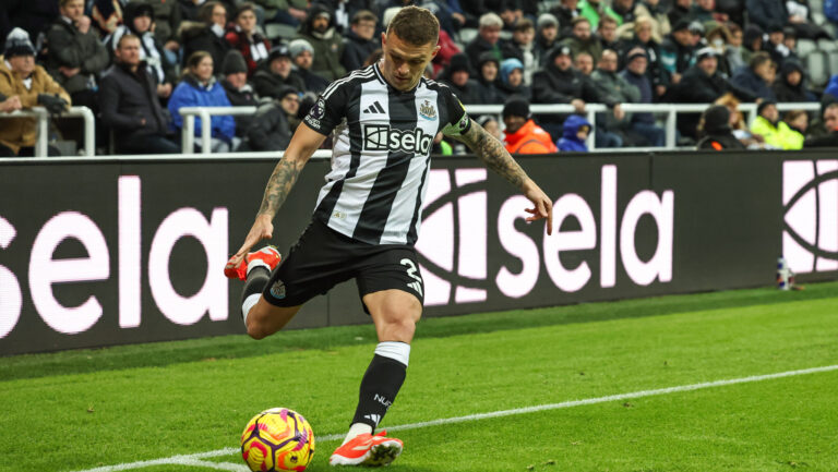 Kieran Trippier of Newcastle United takes a corner during the Premier League match Newcastle United vs West Ham United at St. James&#039;s Park, Newcastle, United Kingdom, 25th November 2024

(Photo by Mark Cosgrove/News Images) in ,  on 11/25/2024. (Photo by Mark Cosgrove/News Images/Sipa USA)
2024.11.25 Newcastle
pilka nozna liga angielska
Newcastle United - West Ham United
Foto Mark Cosgrove/News Images/SIPA USA/PressFocus

!!! POLAND ONLY !!!
