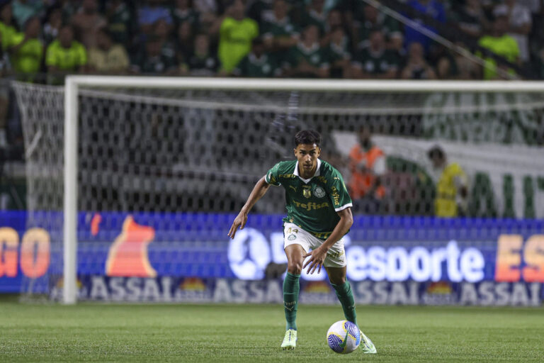 Vitor Reis of Palmeiras on the ball during a match between Palmeiras and Botafogo as part of Brasileirao 2024 at Allianz Parque on November 26, 2024 in Sao Paulo, Brazil.  (Marco Galvao / SPP) (Photo by Marco Galvao / SPP/Sipa USA)
2024.11.26 Sao Paulo
pilka nozna liga brazylijska
Palmeiras - Botafogo
Foto SPP/SIPA USA/PressFocus

!!! POLAND ONLY !!!