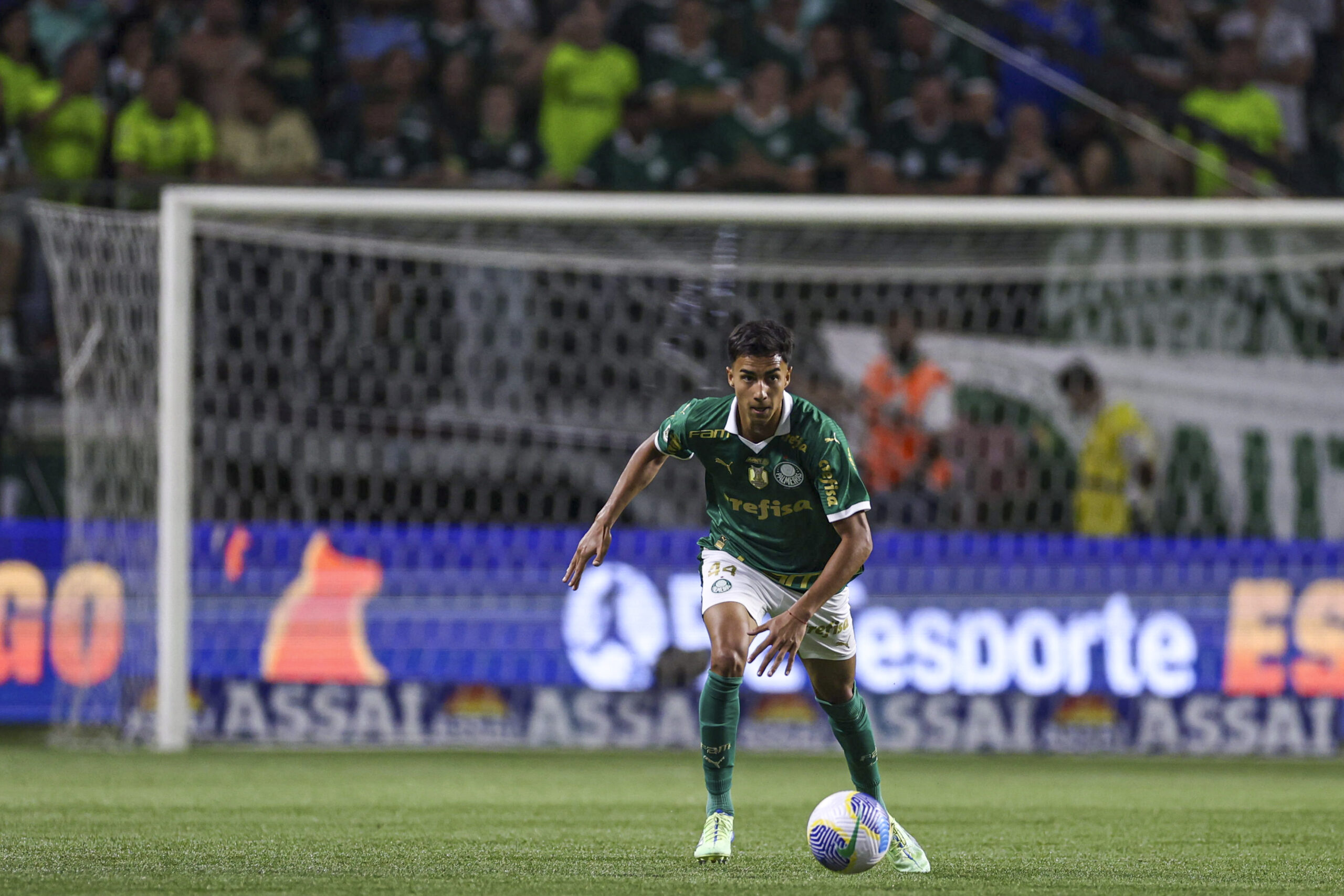 Vitor Reis of Palmeiras on the ball during a match between Palmeiras and Botafogo as part of Brasileirao 2024 at Allianz Parque on November 26, 2024 in Sao Paulo, Brazil.  (Marco Galvao / SPP) (Photo by Marco Galvao / SPP/Sipa USA)
2024.11.26 Sao Paulo
pilka nozna liga brazylijska
Palmeiras - Botafogo
Foto SPP/SIPA USA/PressFocus

!!! POLAND ONLY !!!