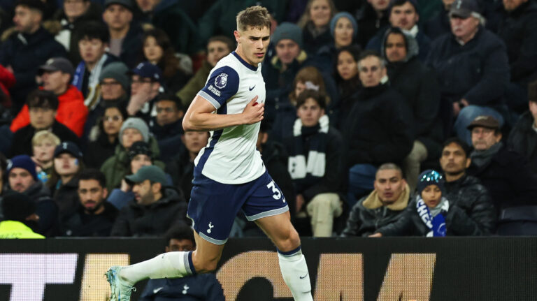 Micky van de Ven of Tottenham Hotspur makes a break with the ball during the Premier League match Tottenham Hotspur vs Chelsea at Tottenham Hotspur Stadium, London, United Kingdom, 8th December 2024

(Photo by Mark Cosgrove/News Images) in ,  on 12/8/2024. (Photo by Mark Cosgrove/News Images/Sipa USA)
2024.12.08 Londyn
pilka nozna liga angielska
Tottenham Hotspur - Chelsea Londyn
Foto Mark Cosgrove/News Images/SIPA USA/PressFocus

!!! POLAND ONLY !!!